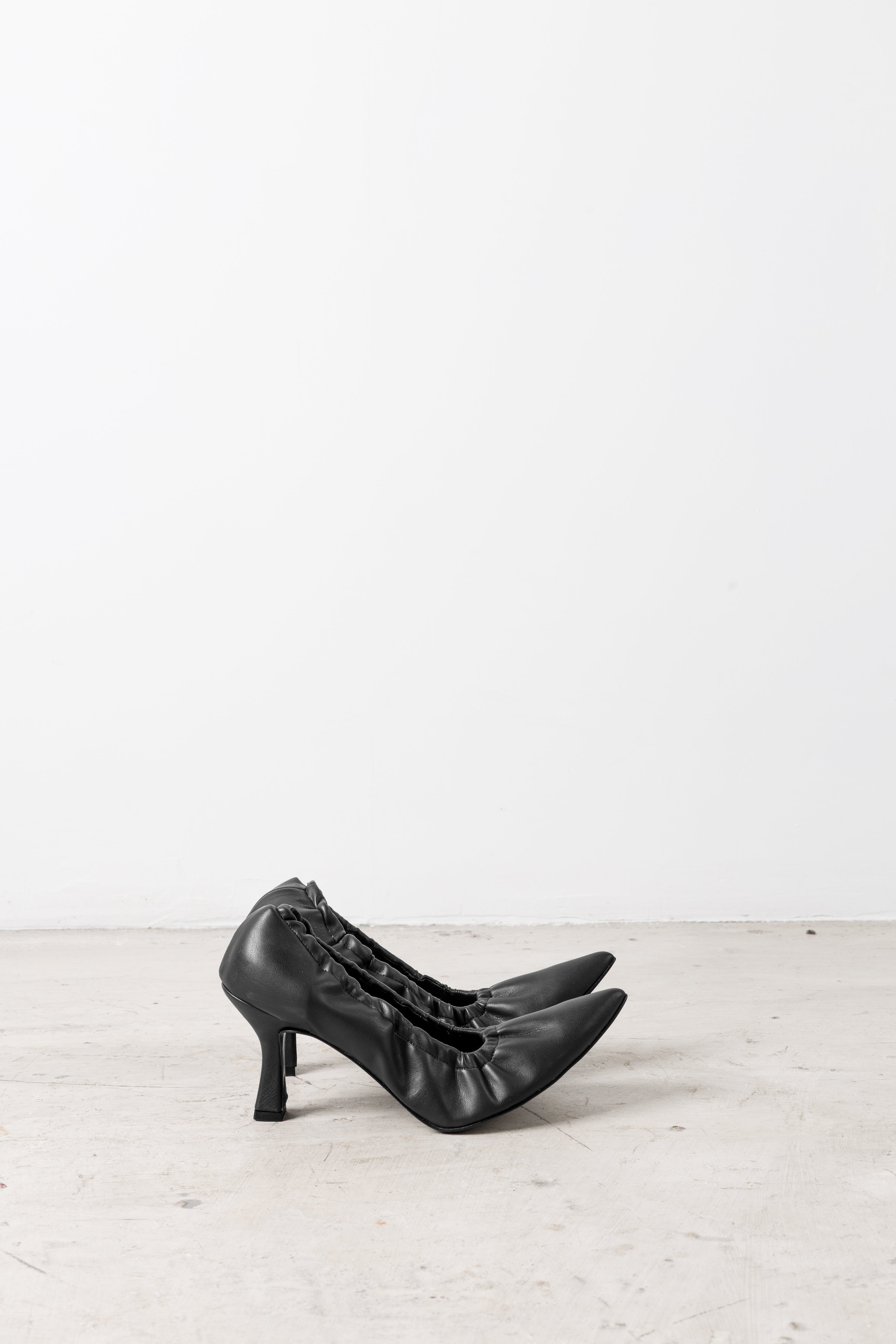 Pumps con bordo arricciato