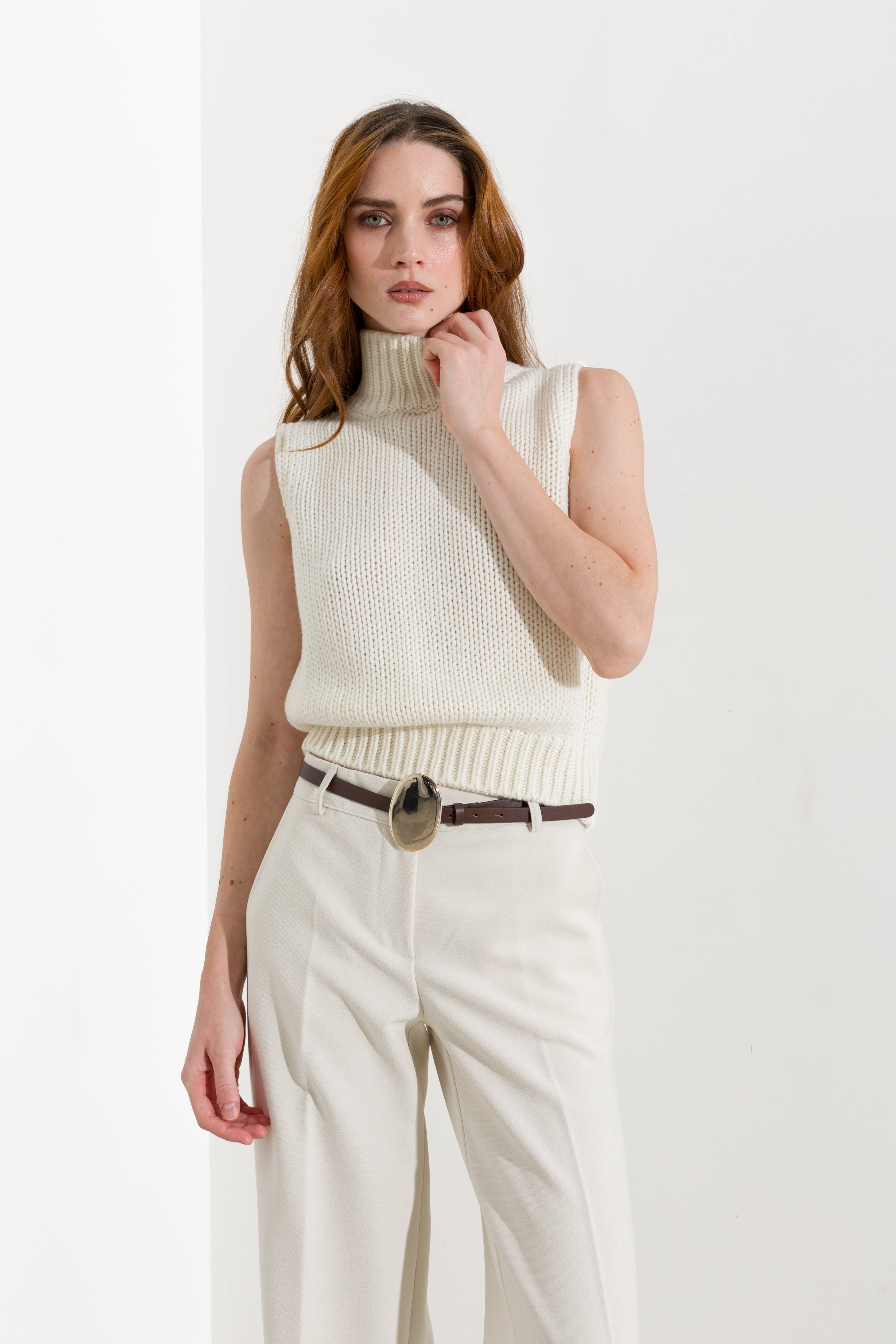 Maglia smanicata collo alto - Friendly Sweater