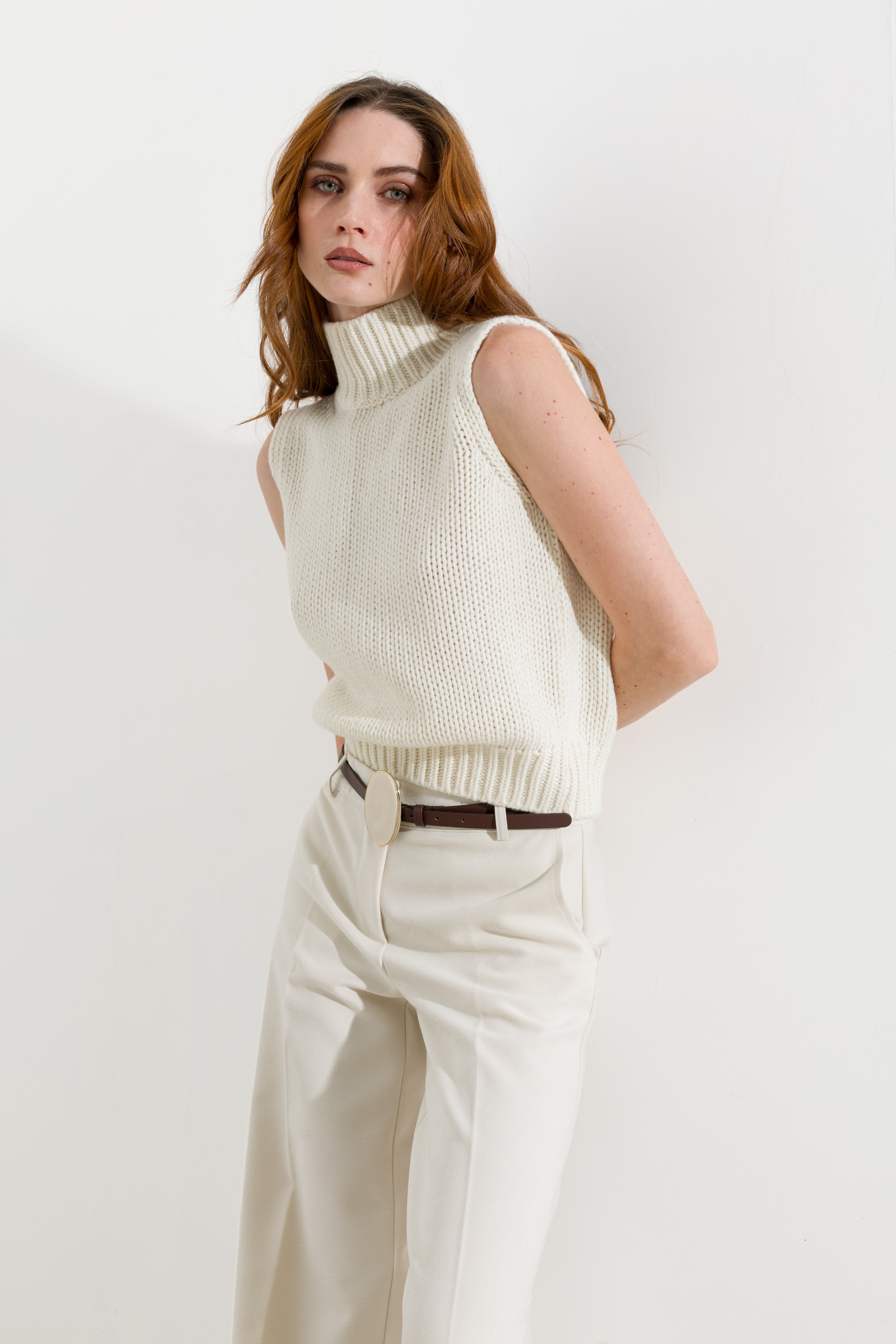 Maglia smanicata collo alto - Friendly Sweater