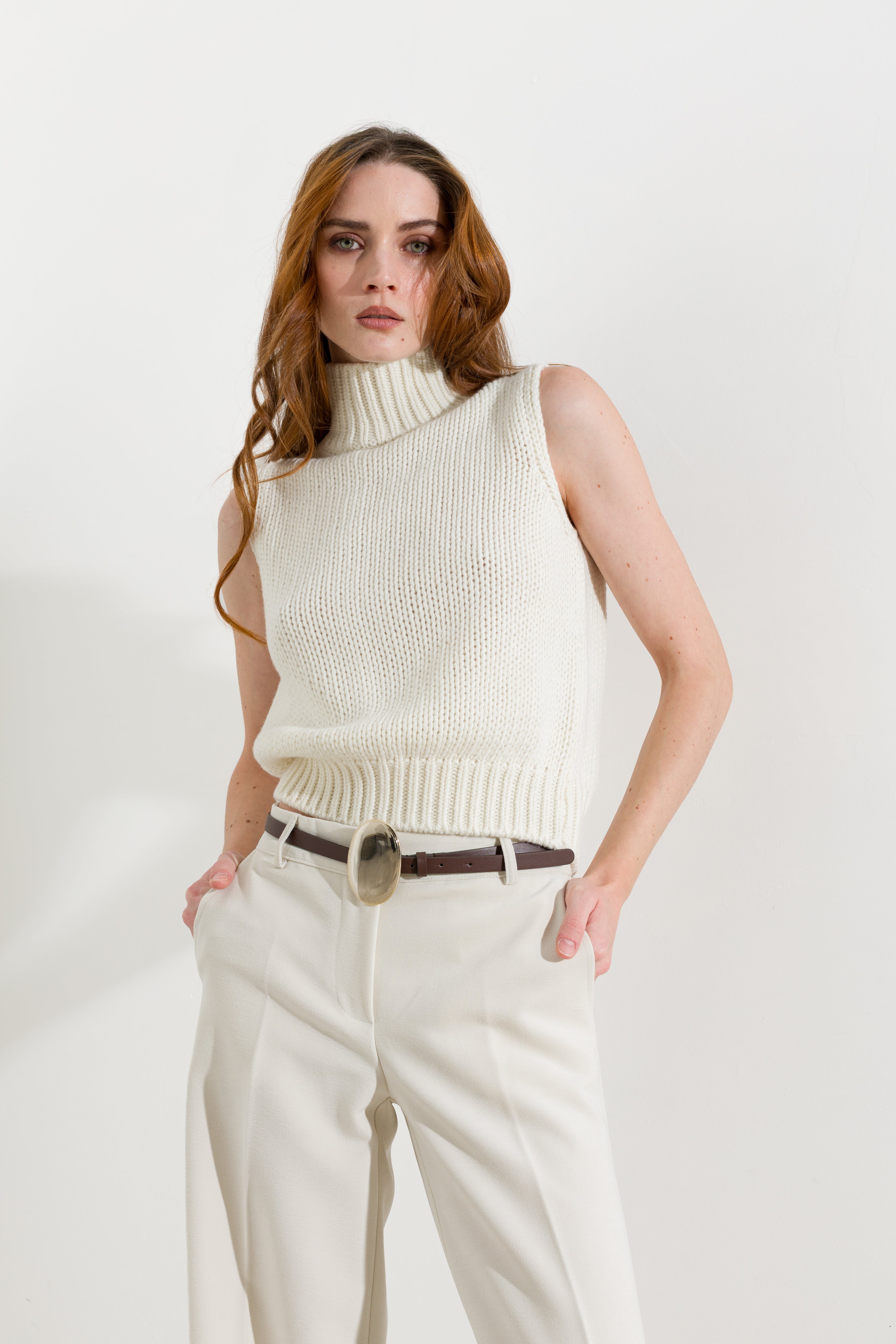 Maglia smanicata collo alto - Friendly Sweater