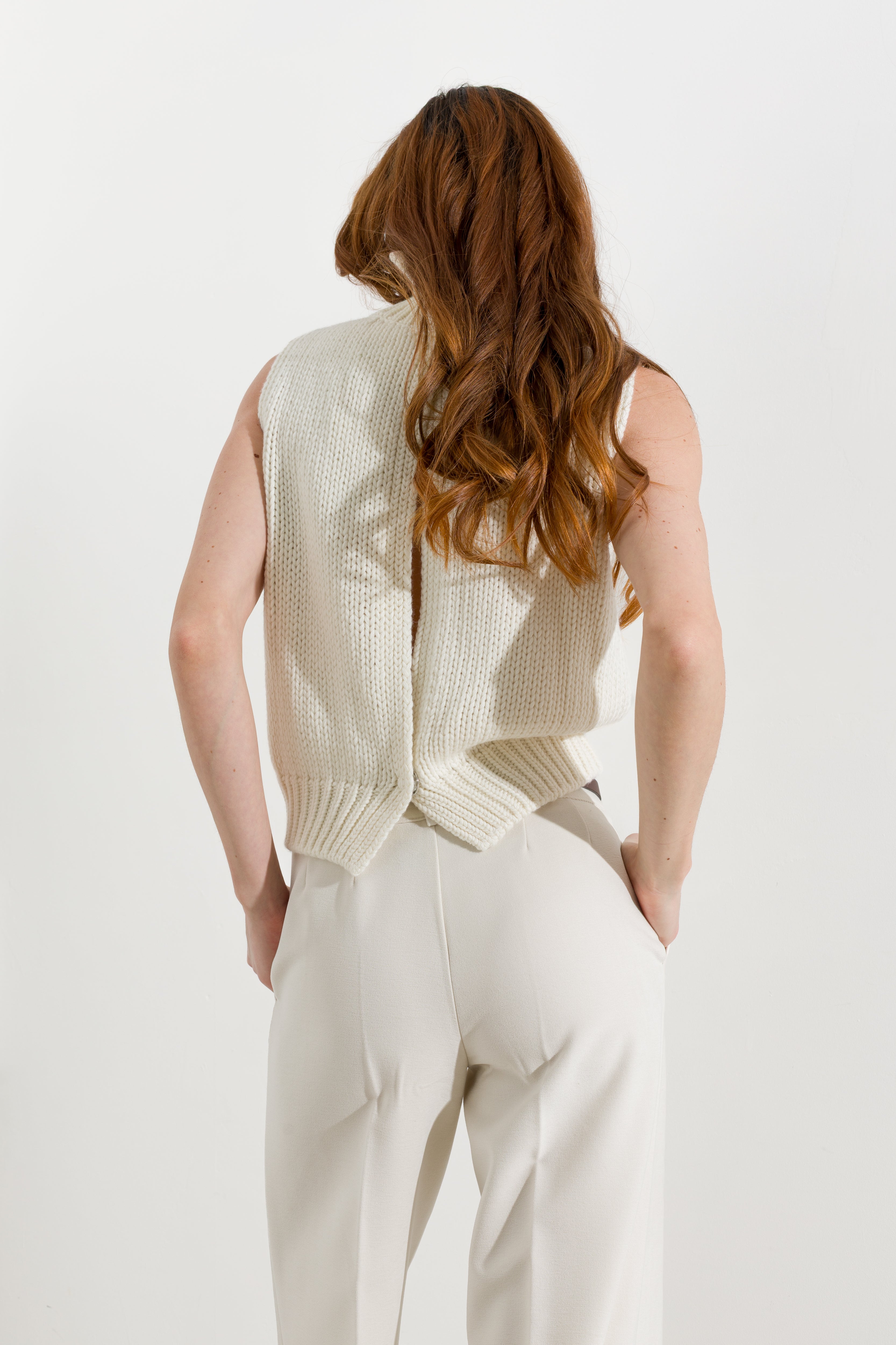 Maglia smanicata collo alto - Friendly Sweater