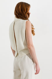 Maglia smanicata collo alto - Friendly Sweater