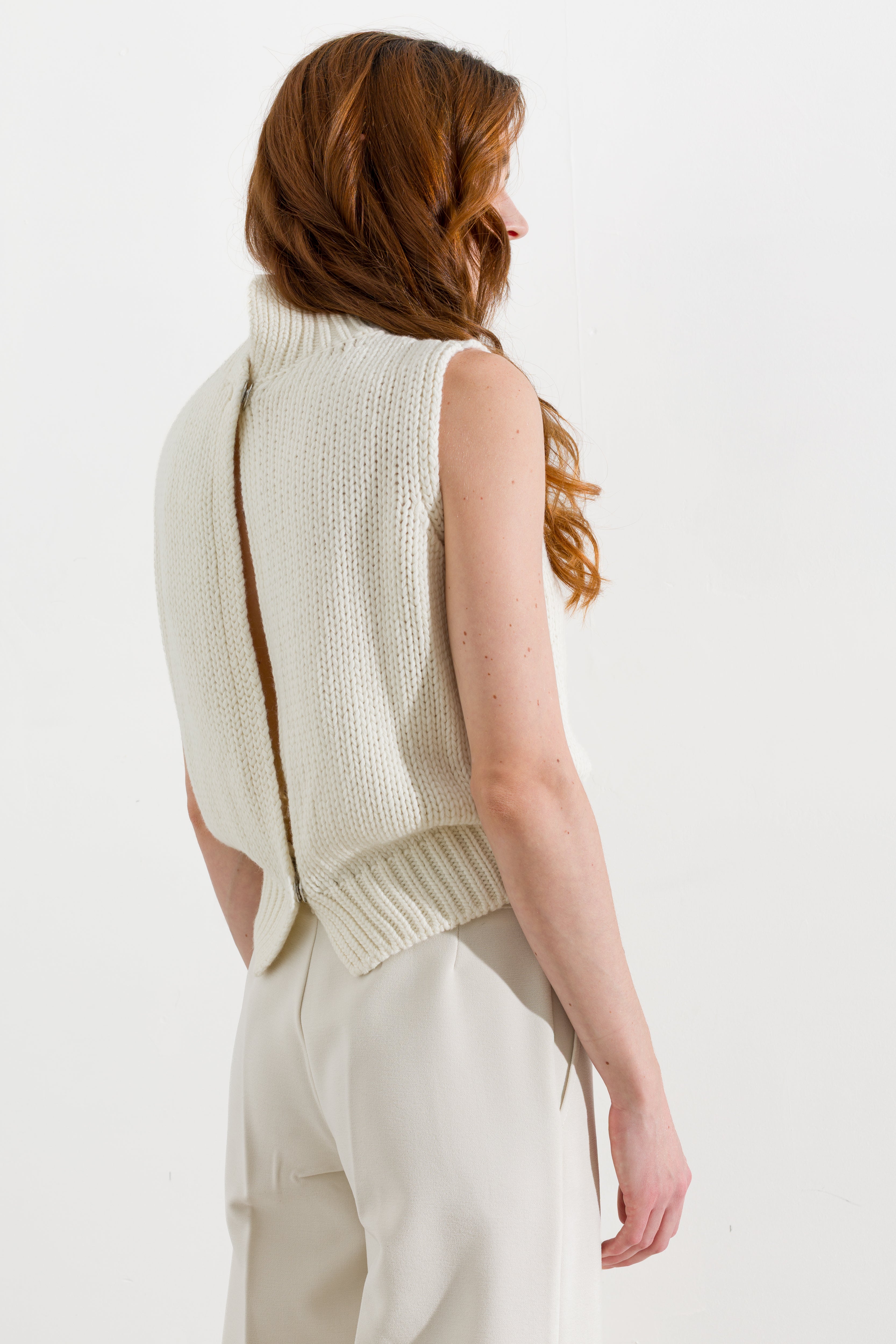 Maglia smanicata collo alto - Friendly Sweater