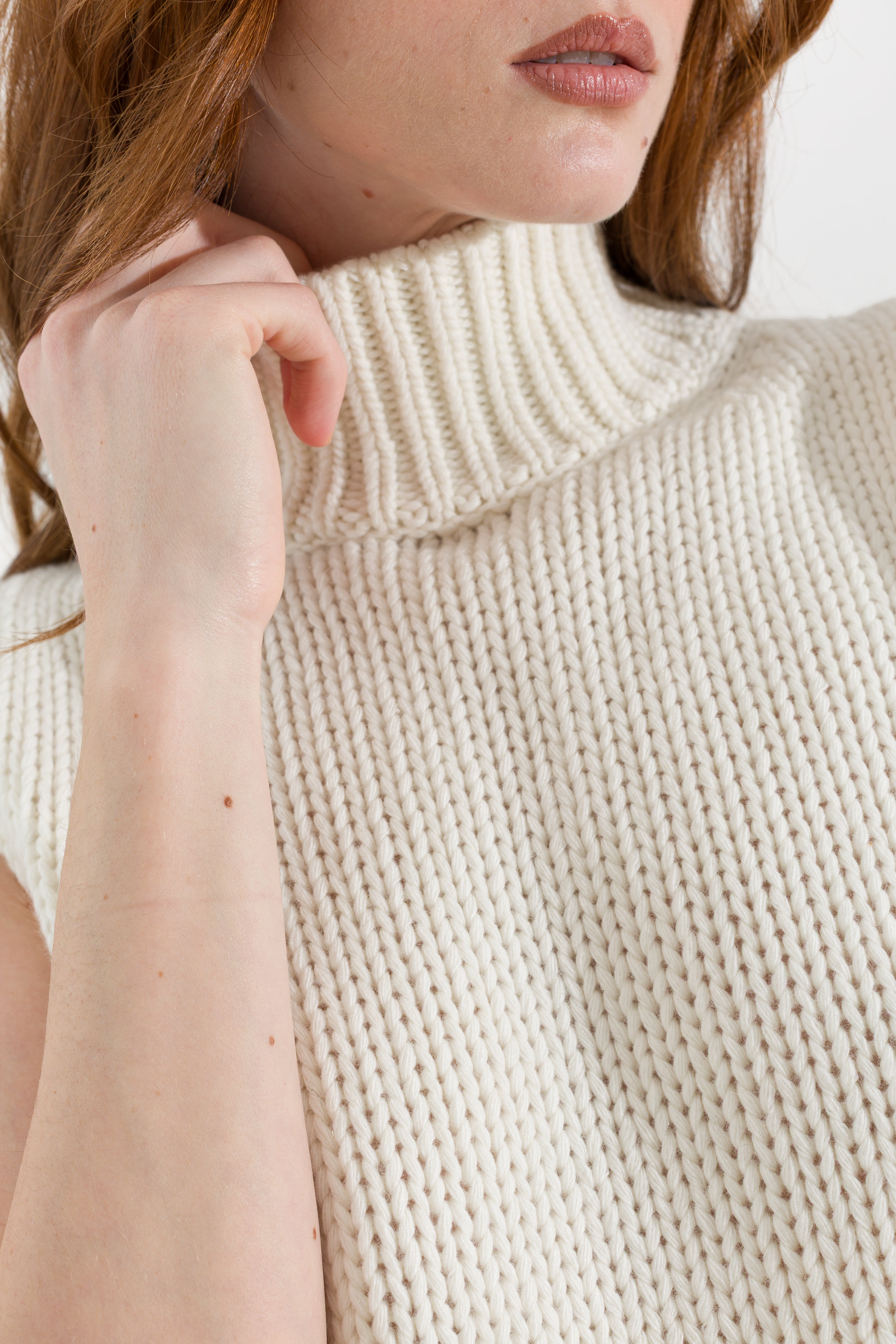 Maglia smanicata collo alto - Friendly Sweater