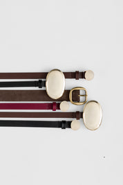 Cintura in pelle con placca ovale con logo