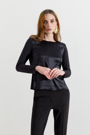 Maglia in satin con scollo a barca