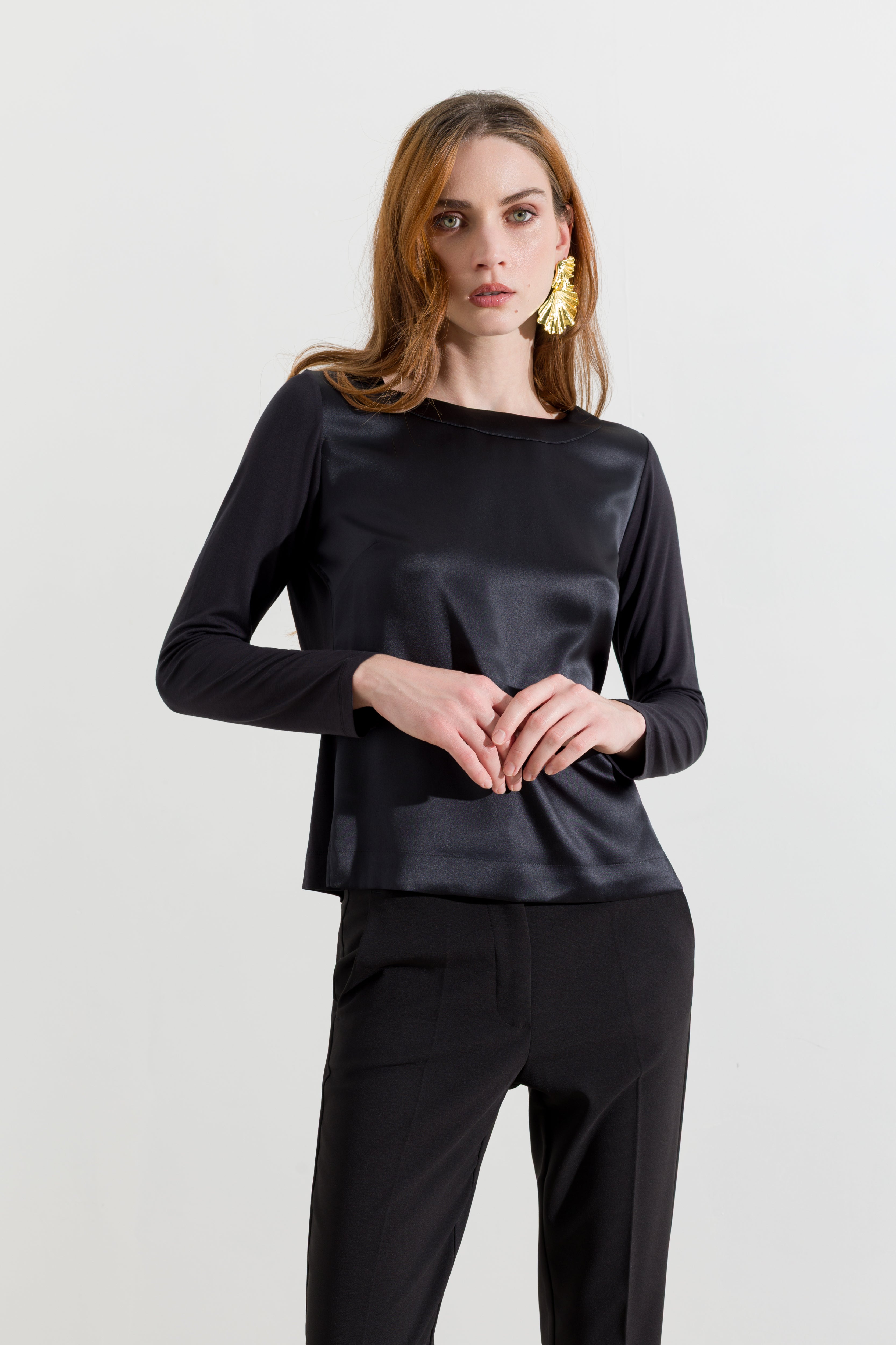 Maglia in satin con scollo a barca