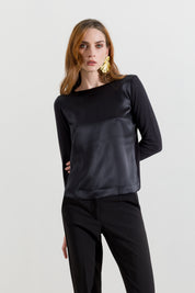 Maglia in satin con scollo a barca