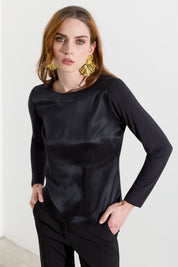 Maglia in satin con scollo a barca