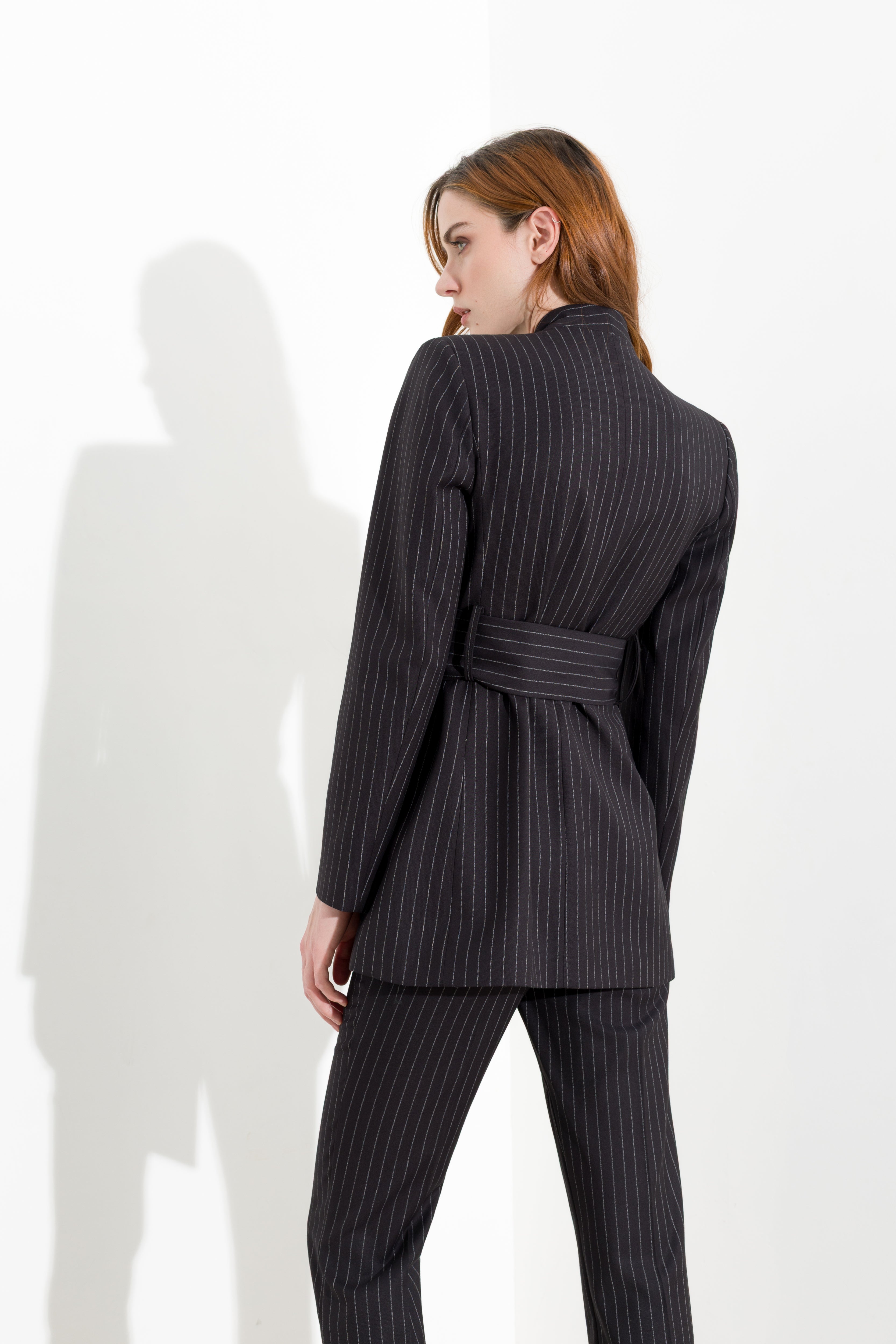 Blazer gessato con cintura
