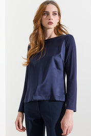 Maglia in satin con scollo a barca