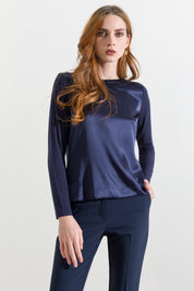 Maglia in satin con scollo a barca