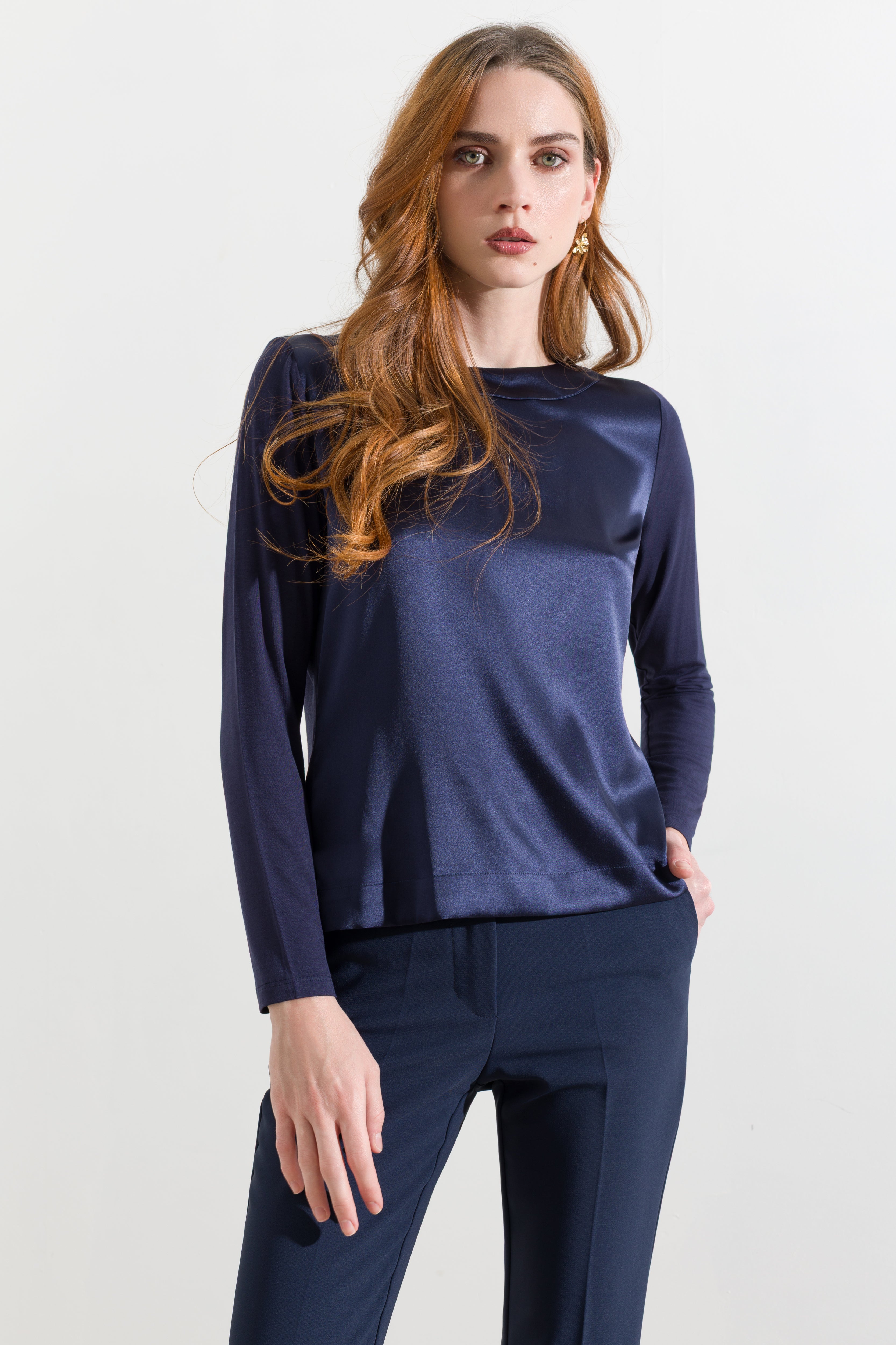 Maglia in satin con scollo a barca