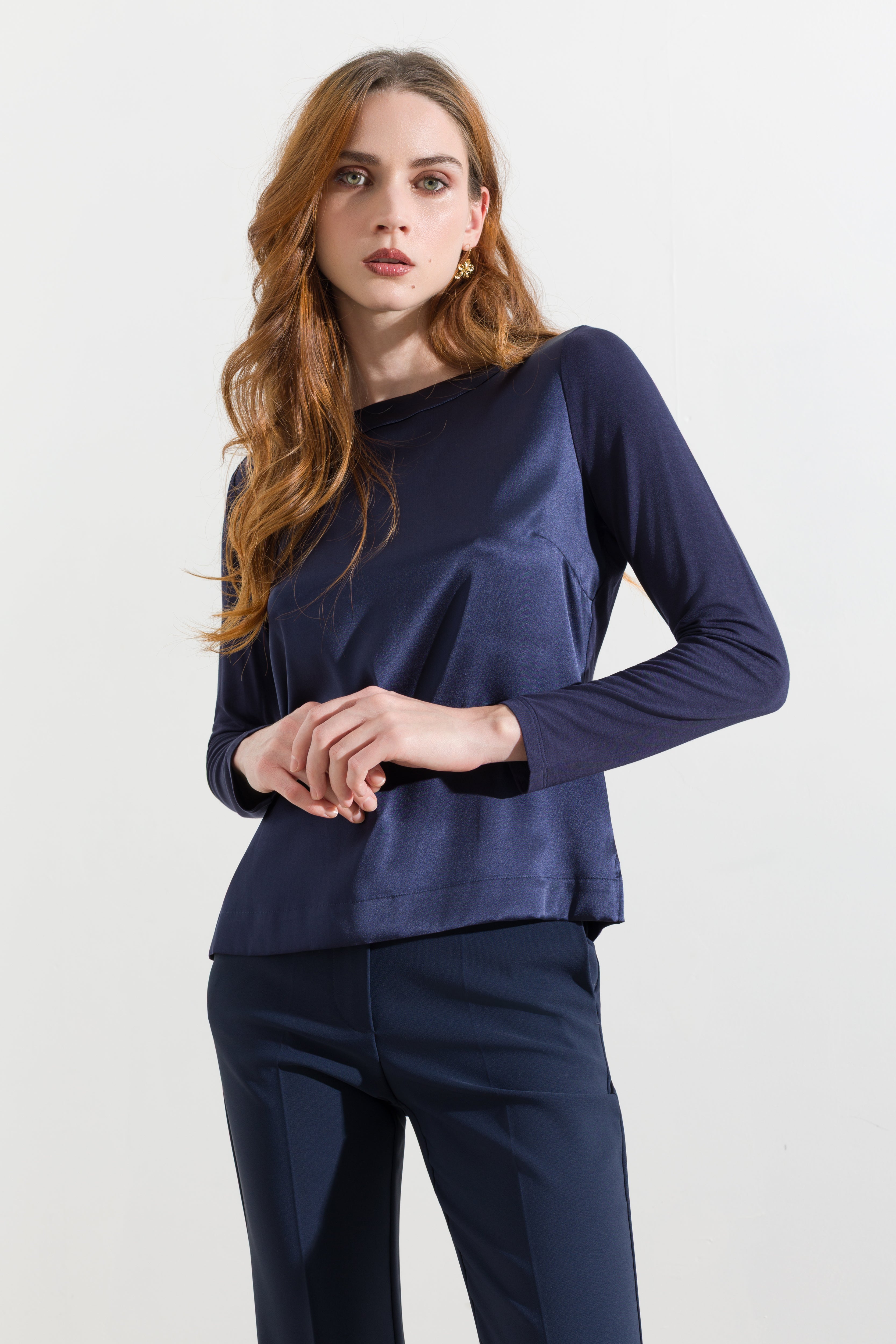 Maglia in satin con scollo a barca
