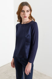 Maglia in satin con scollo a barca