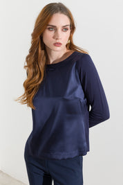 Maglia in satin con scollo a barca