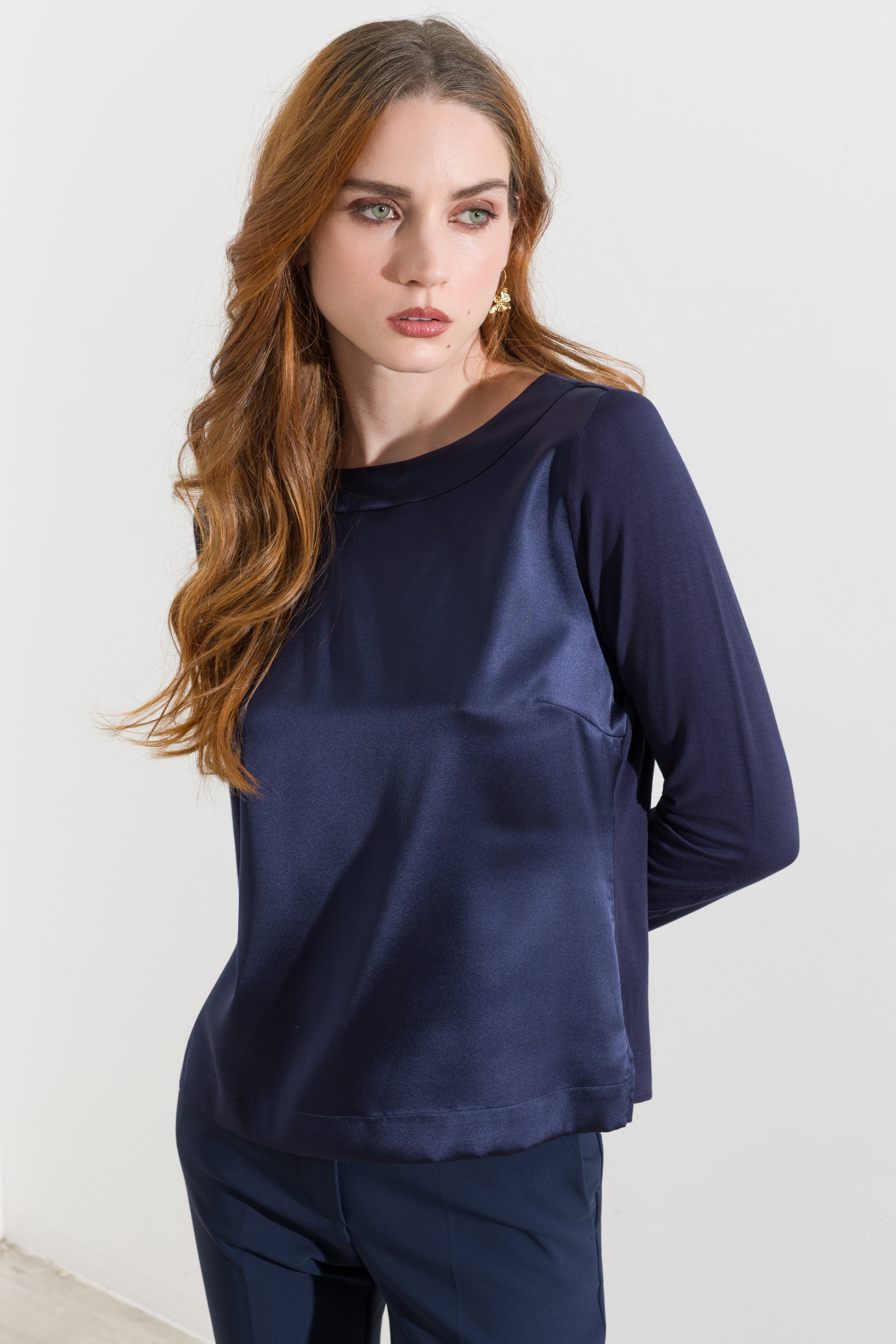 Maglia in satin con scollo a barca