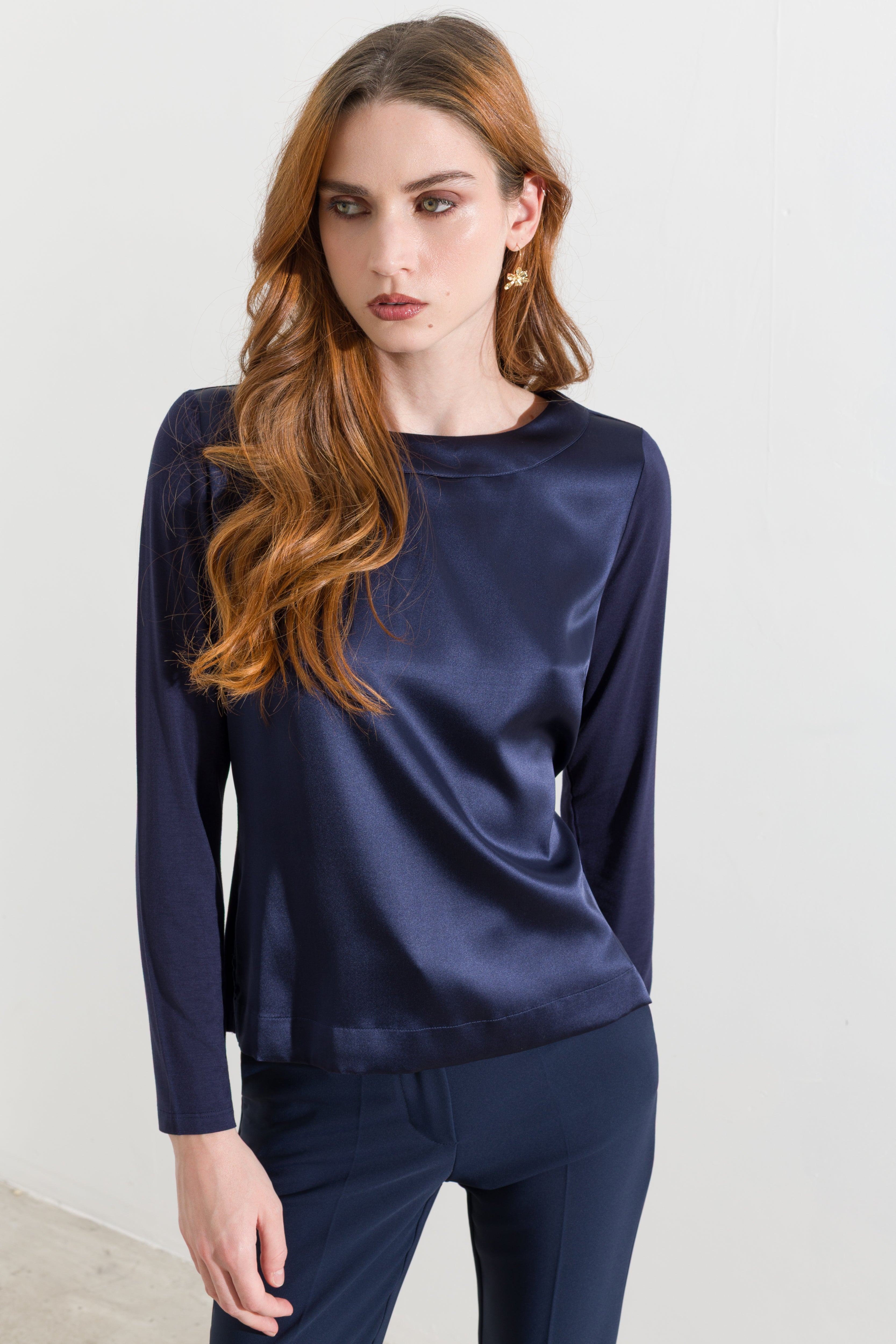 Maglia in satin con scollo a barca