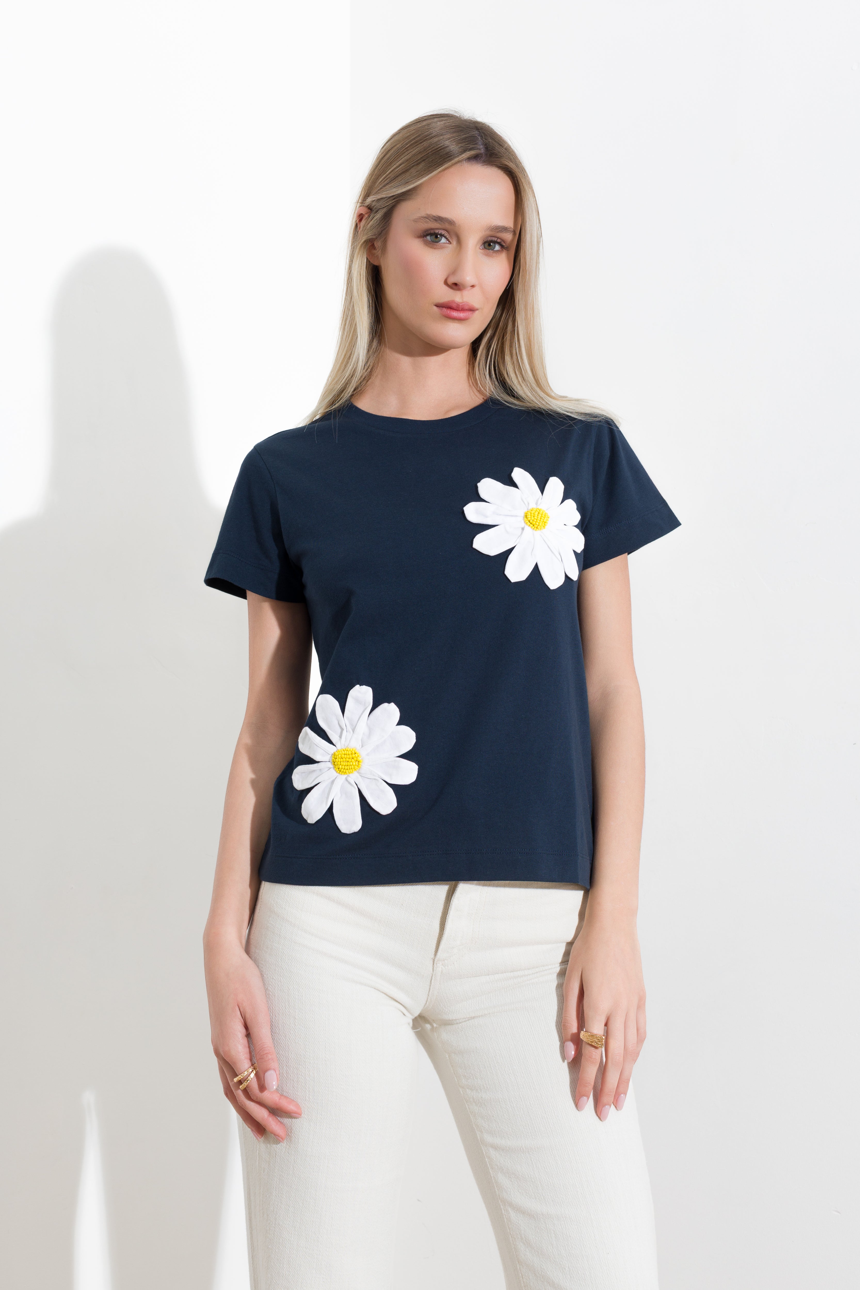 T-shirt in jersy di cotone con margherite applicate - Compagnia Italiana