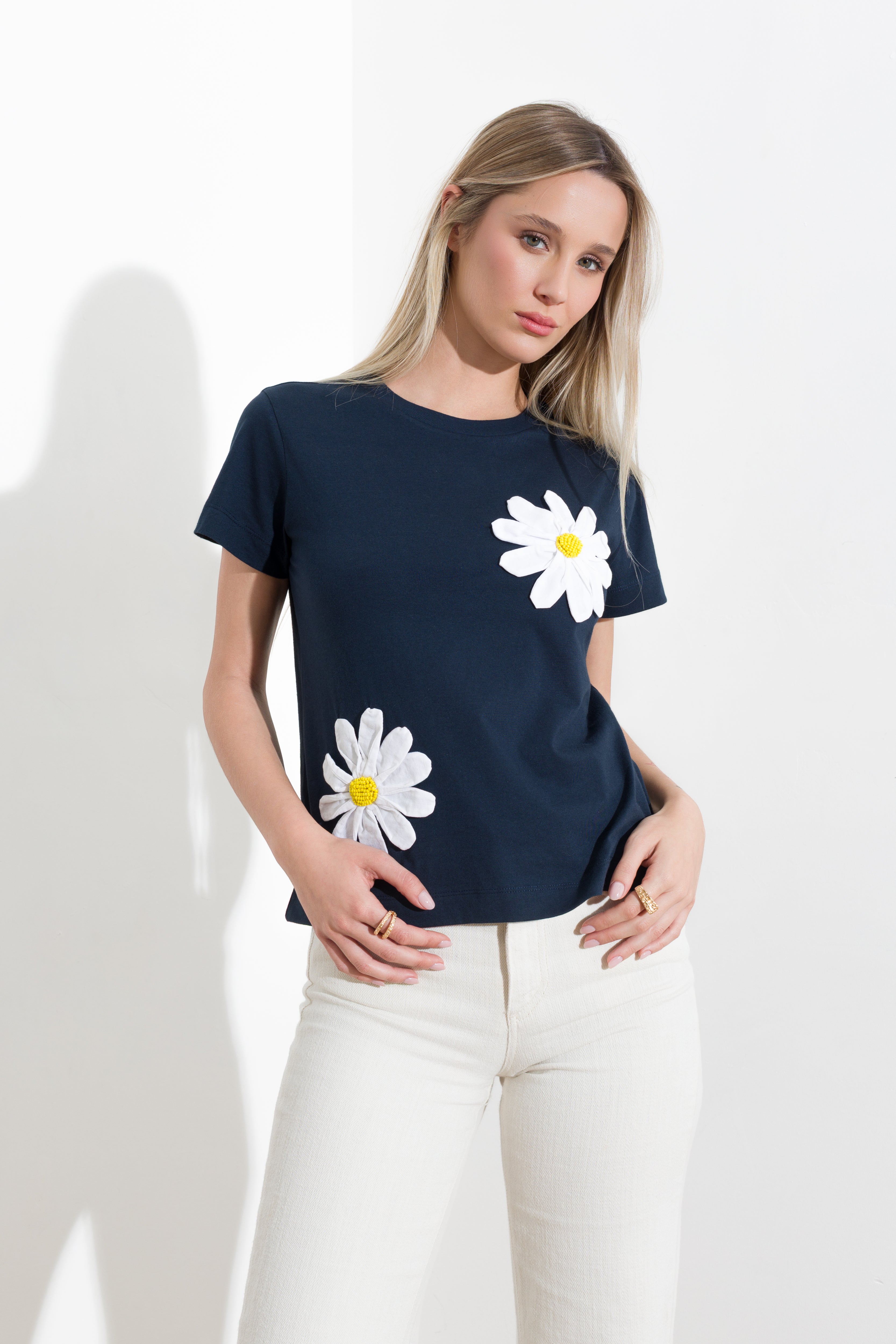 T-shirt in jersy di cotone con margherite applicate - Compagnia Italiana