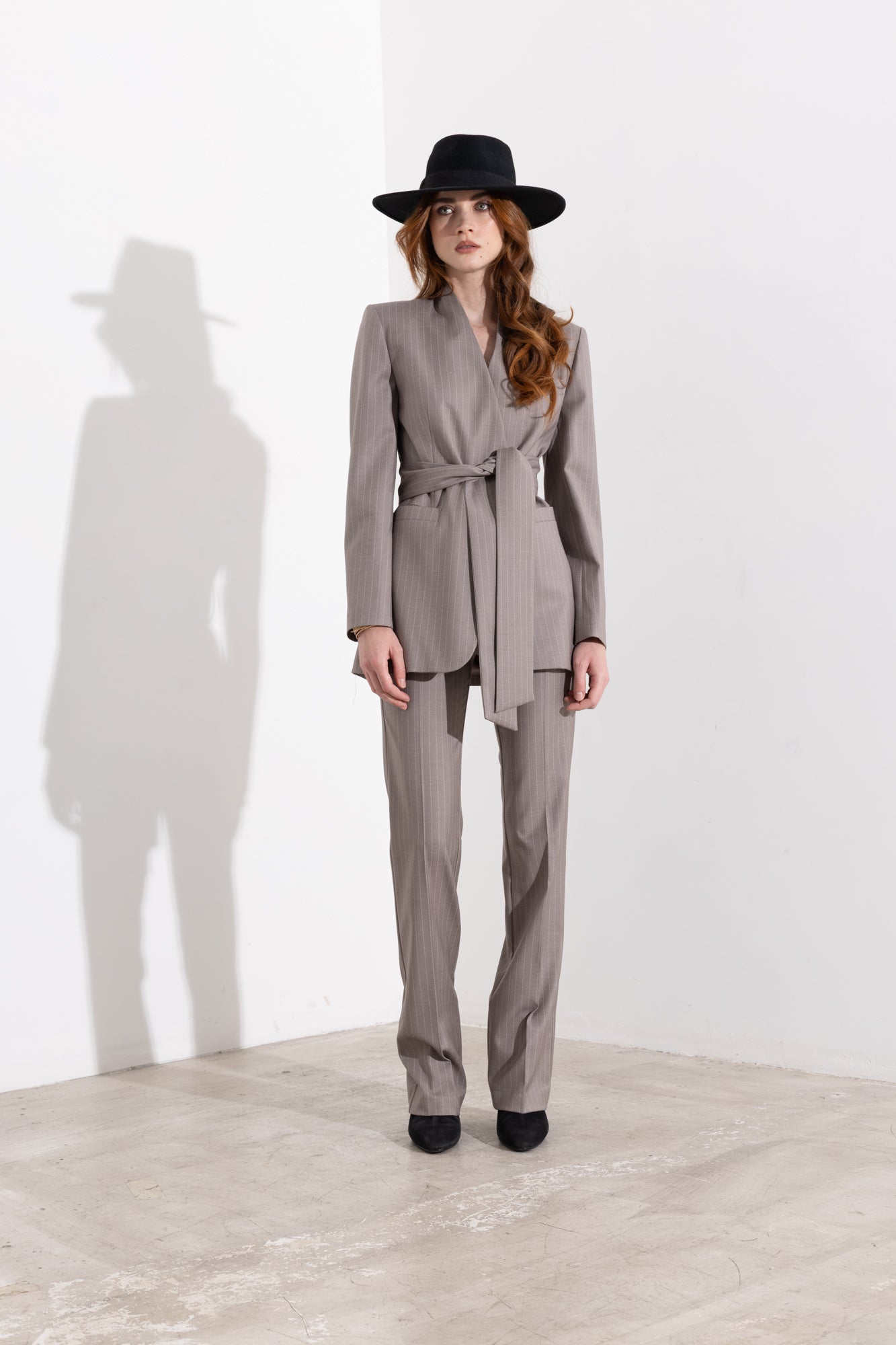Blazer gessato con cintura