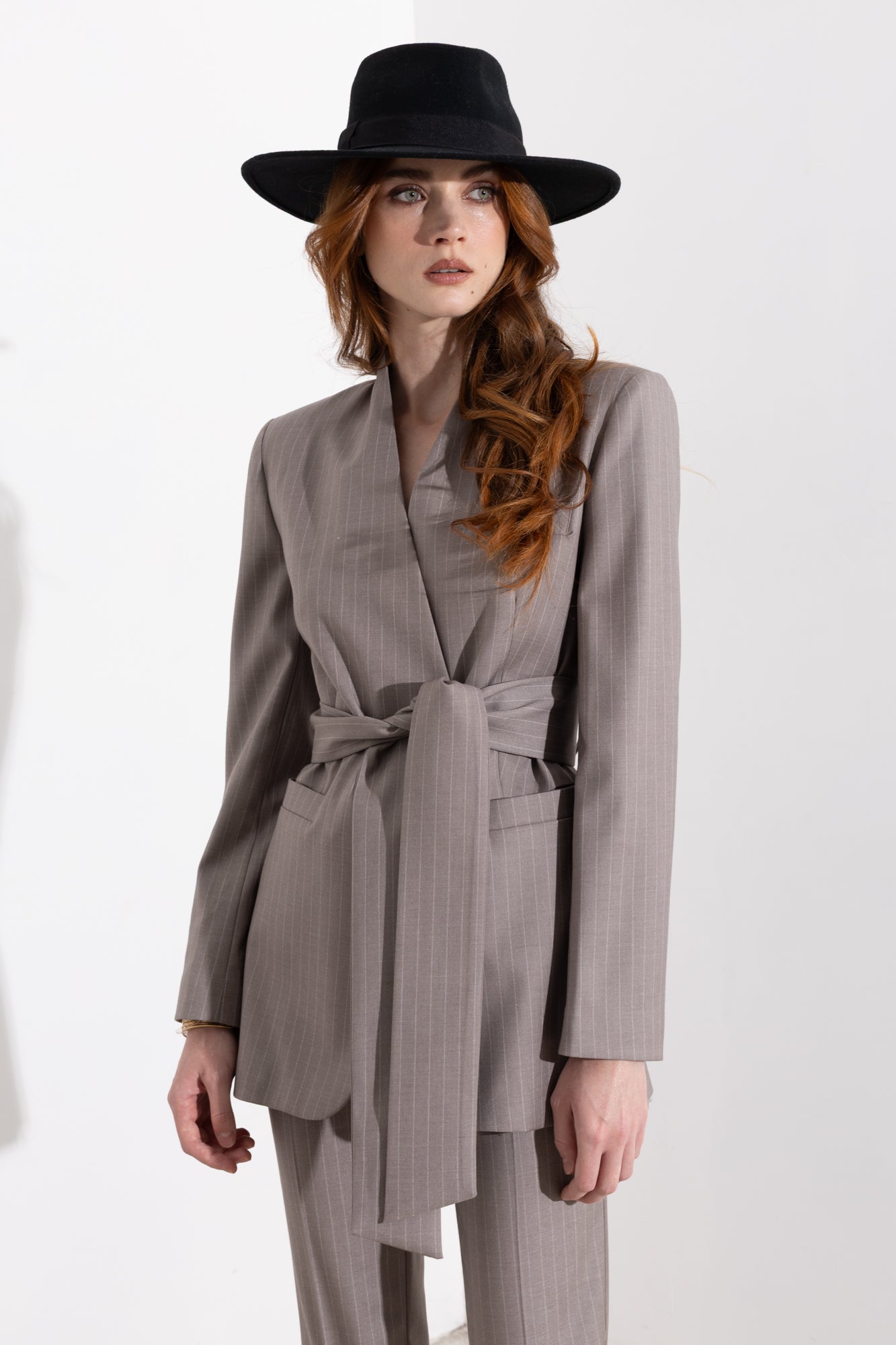 Blazer gessato con cintura