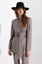 Blazer gessato con cintura