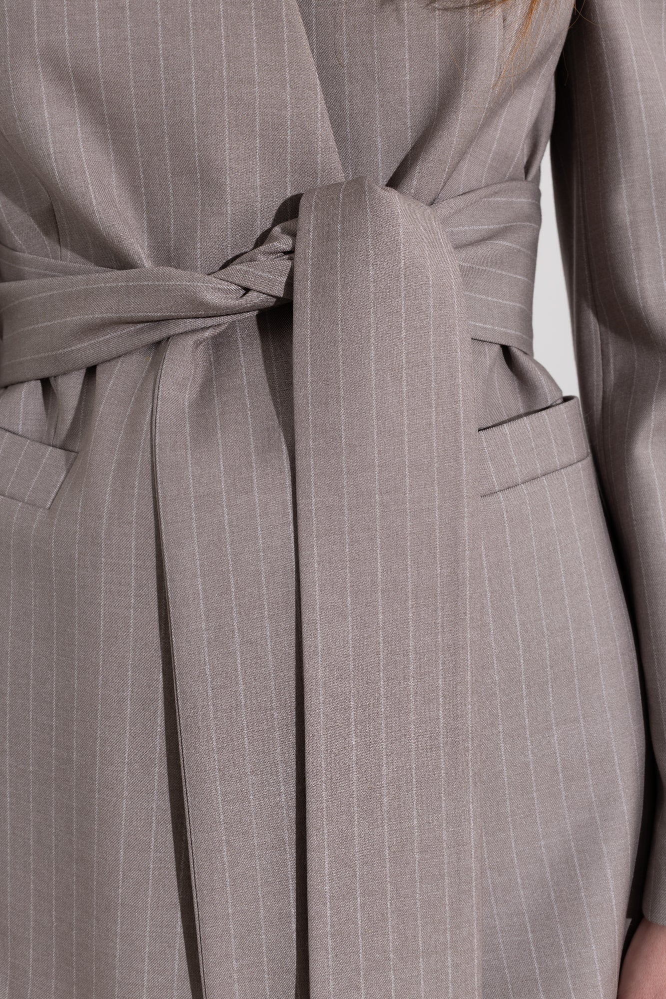 Blazer gessato con cintura