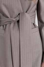 Blazer gessato con cintura