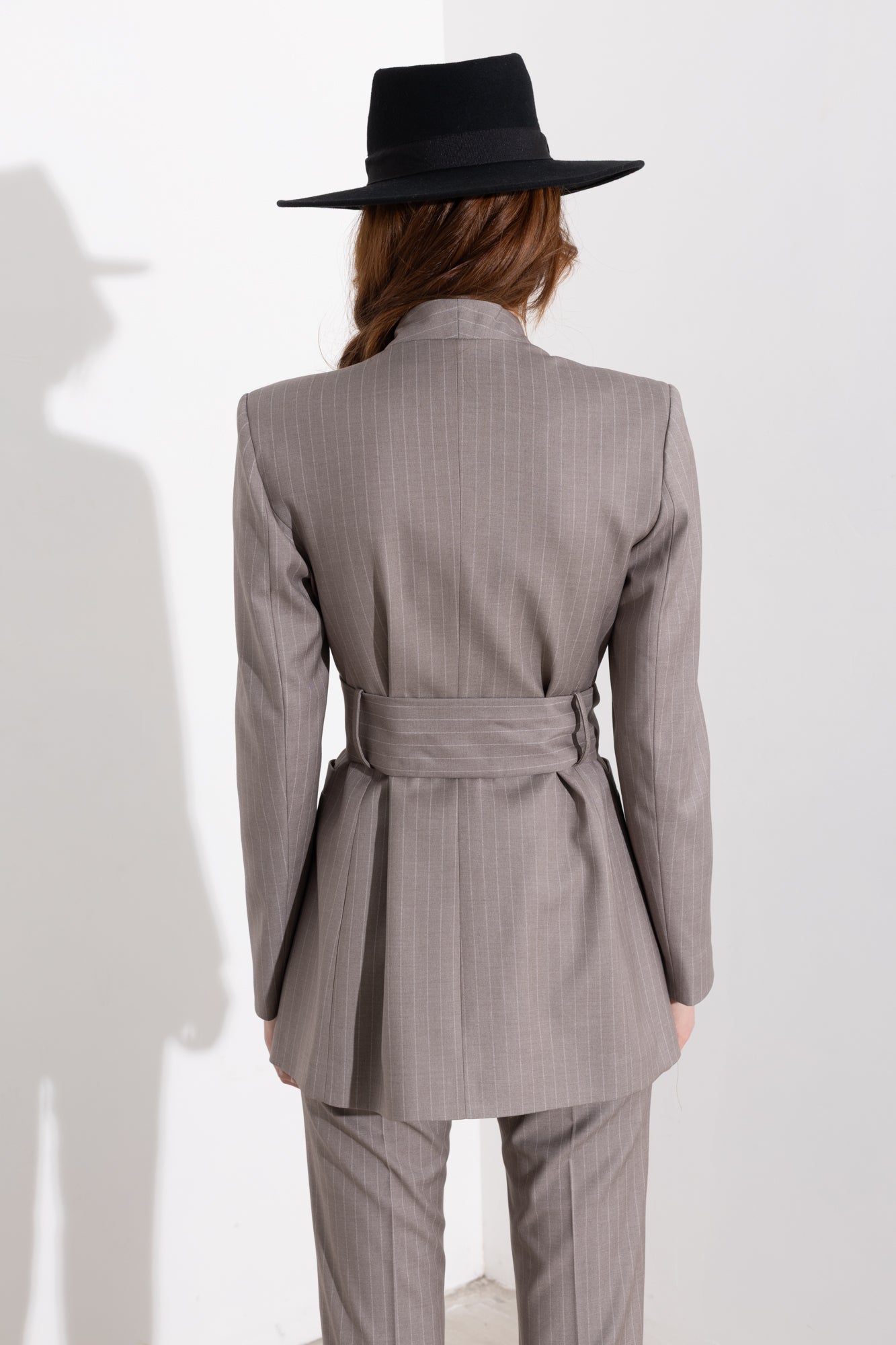 Blazer gessato con cintura