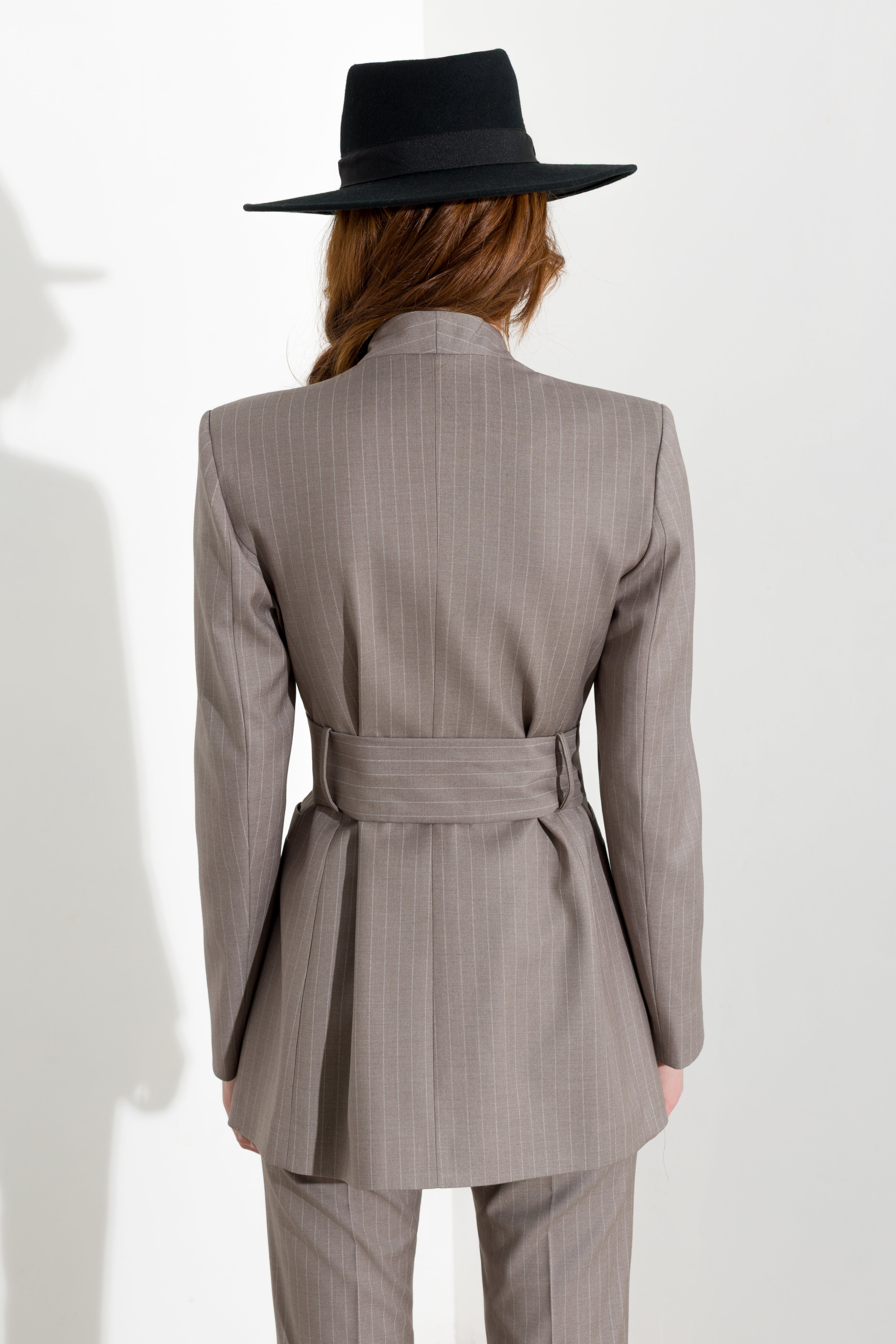 Blazer gessato con cintura