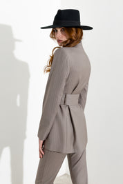 Blazer gessato con cintura