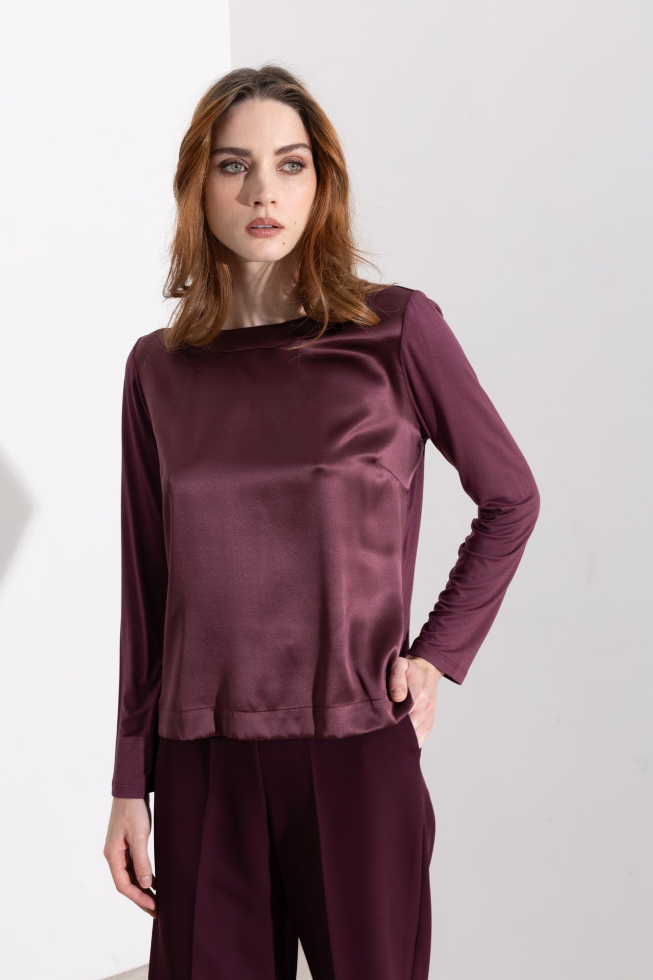Maglia in satin con scollo a barca