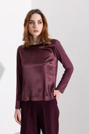 Maglia in satin con scollo a barca