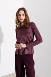 Maglia in satin con scollo a barca