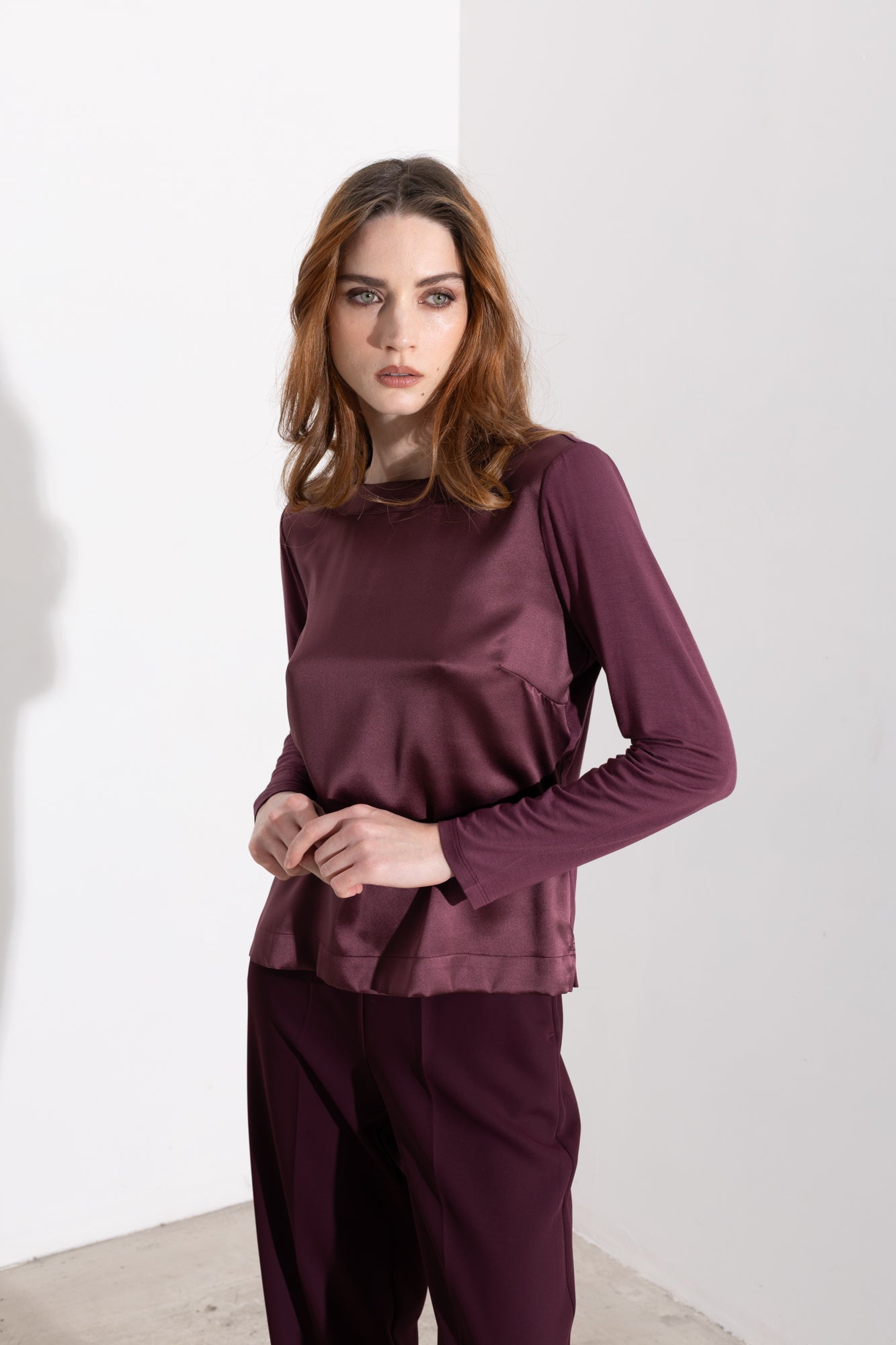 Maglia in satin con scollo a barca