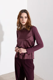 Maglia in satin con scollo a barca