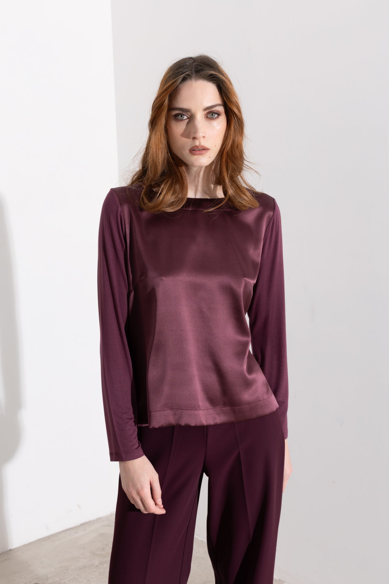 Maglia in satin con scollo a barca