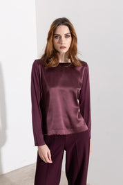 Maglia in satin con scollo a barca