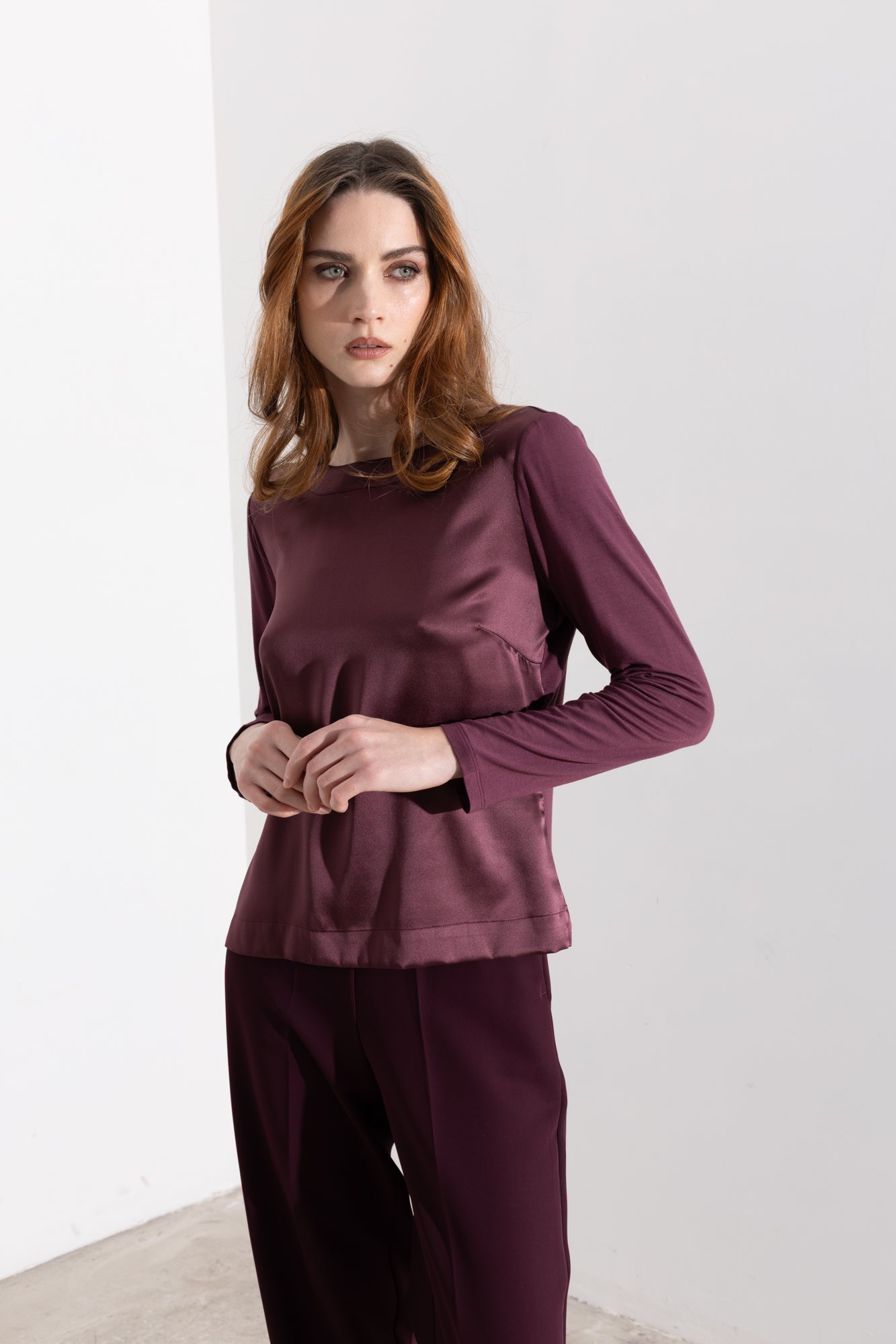 Maglia in satin con scollo a barca