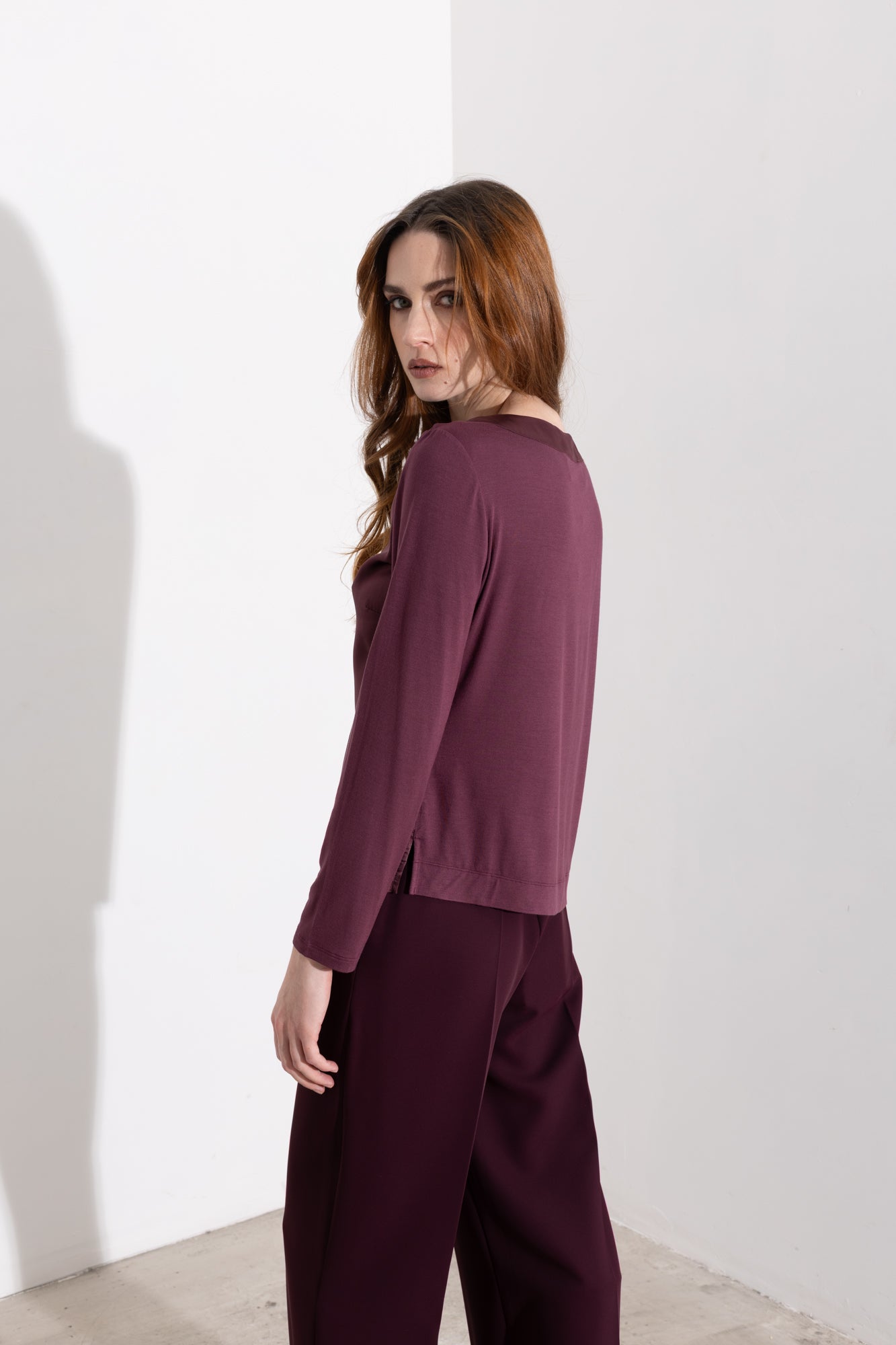 Maglia in satin con scollo a barca