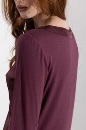 Maglia in satin con scollo a barca