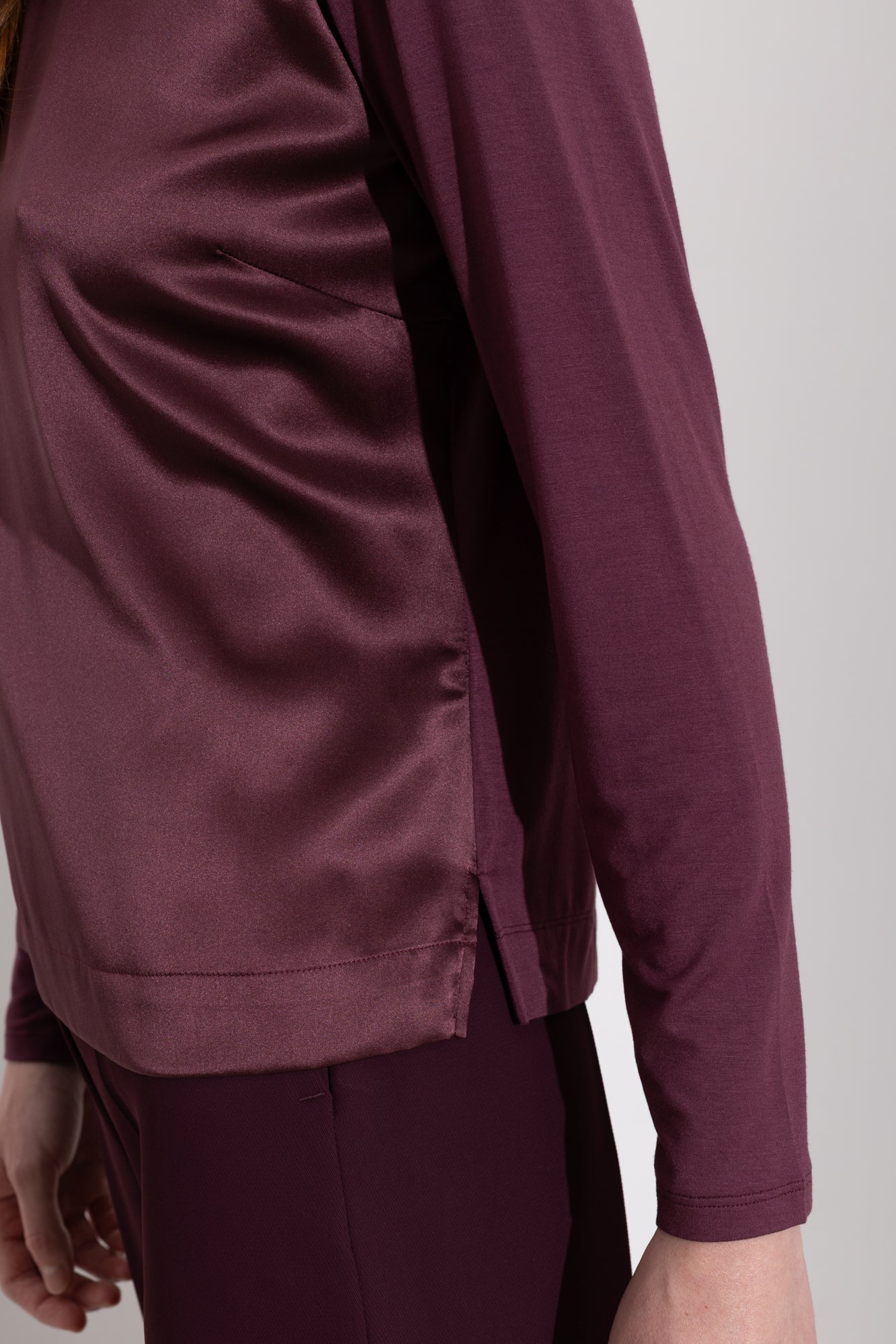 Maglia in satin con scollo a barca