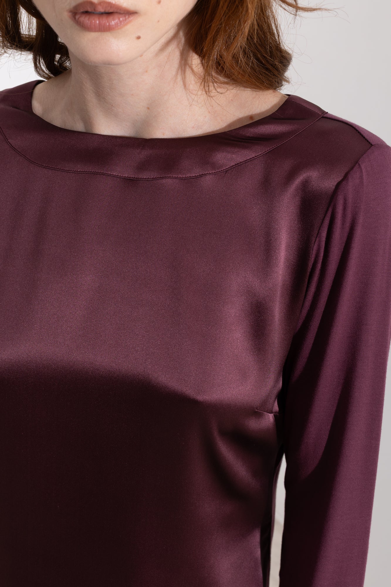 Maglia in satin con scollo a barca