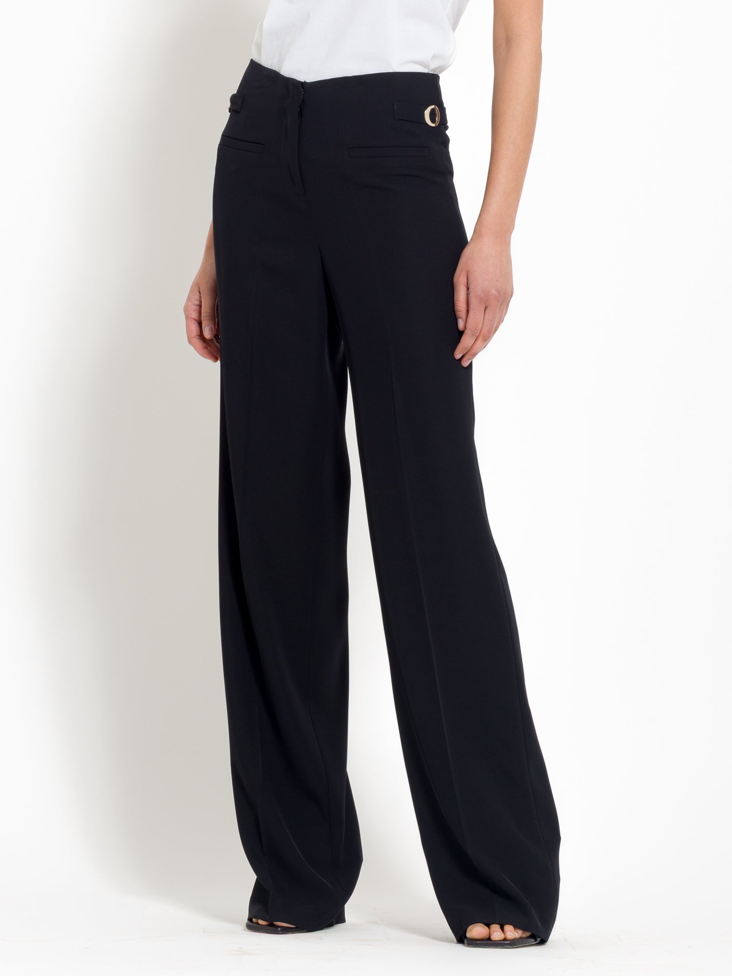 Flowing diagonal trousers with wide legs