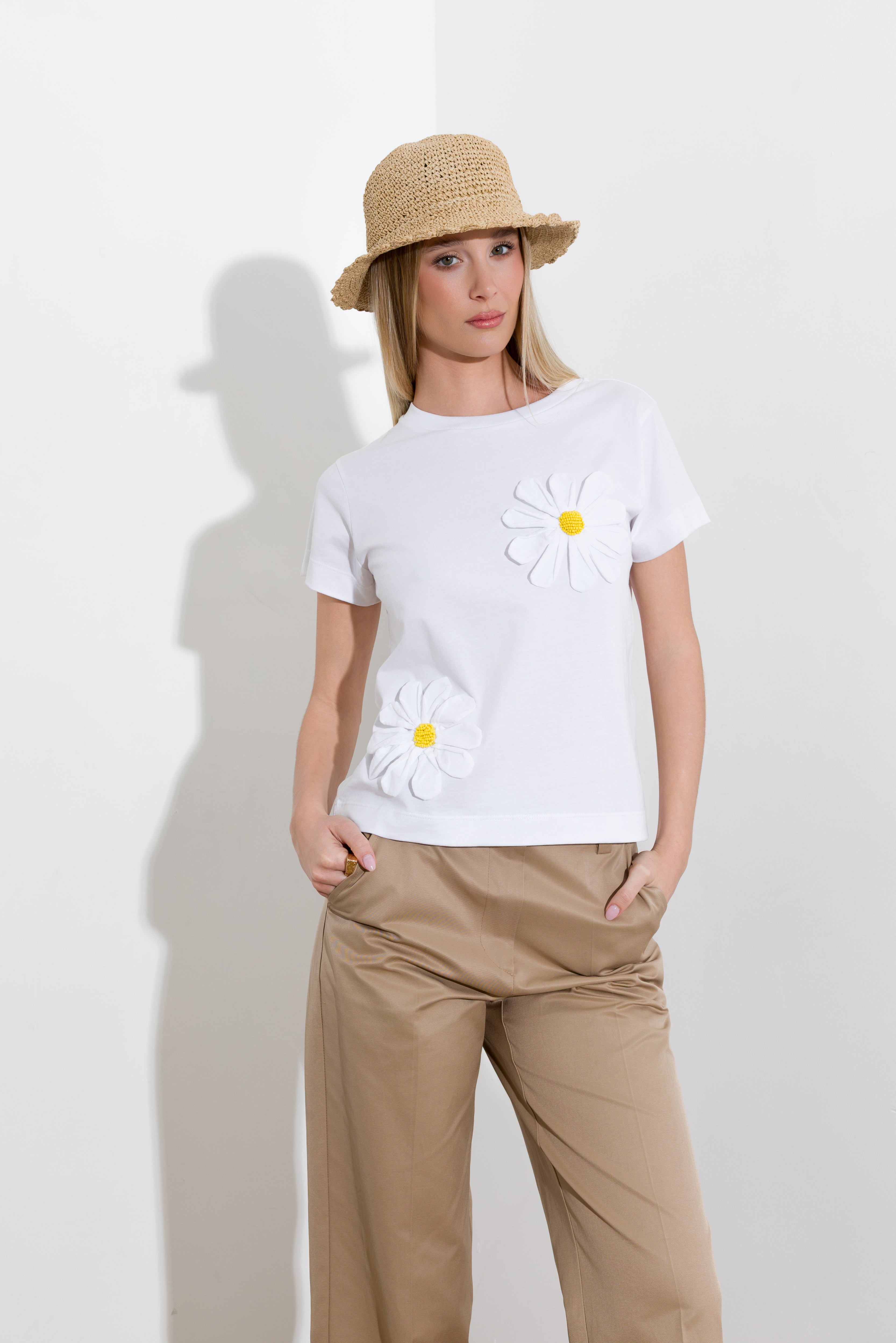 T-shirt in jersy di cotone con margherite applicate - Compagnia Italiana