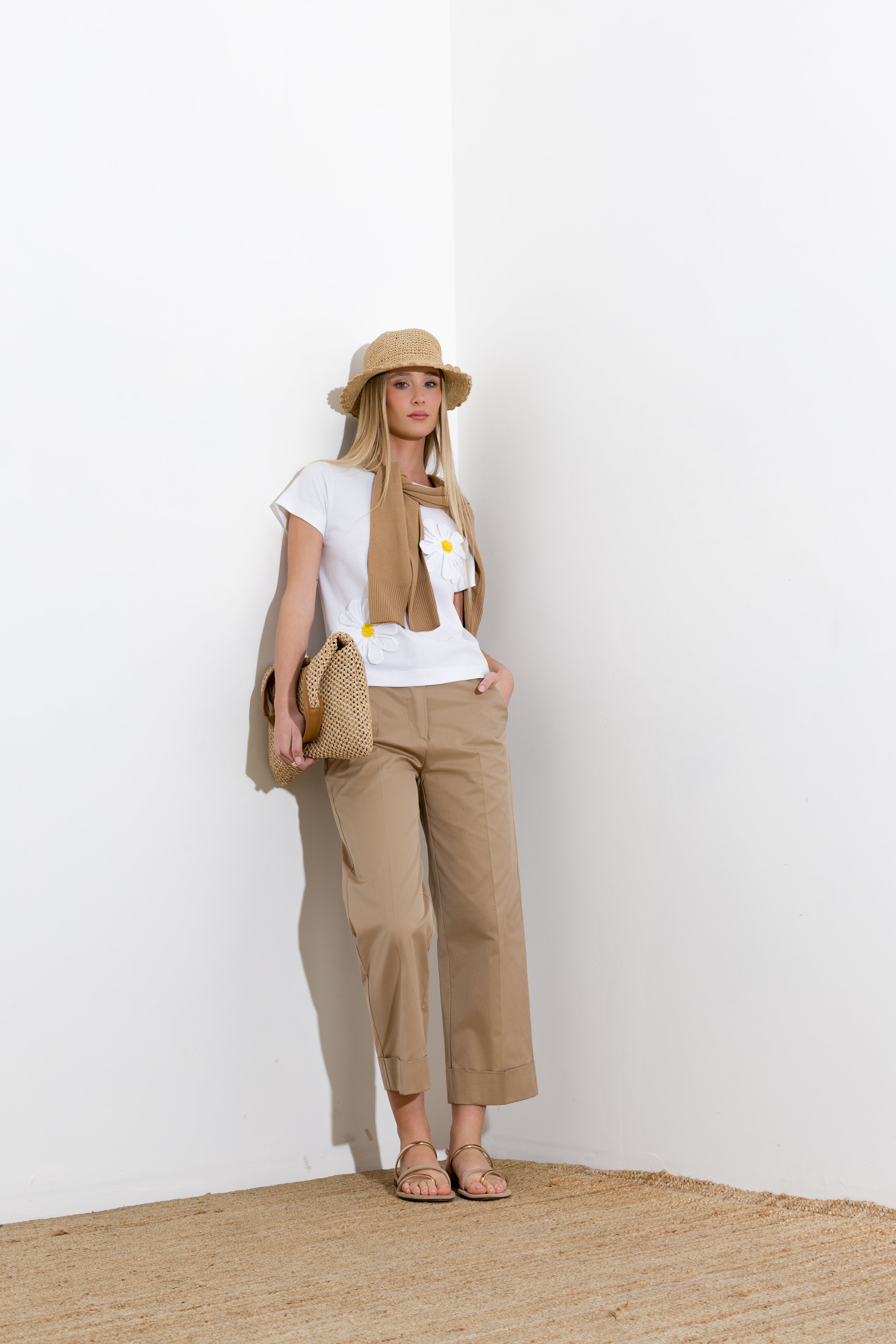 T-shirt in jersy di cotone con margherite applicate - Compagnia Italiana