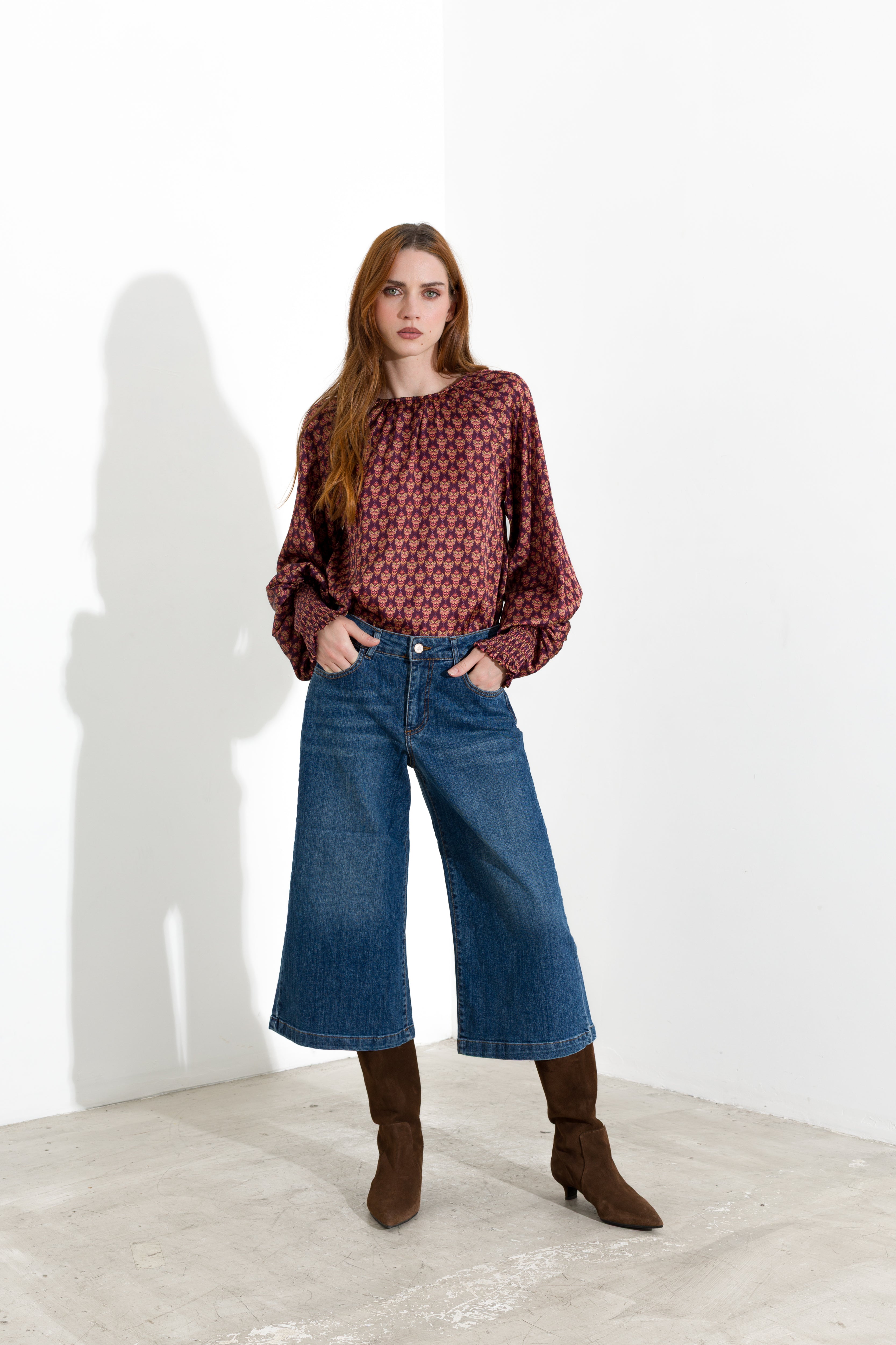 Blusa stampata con polsini arricciati
