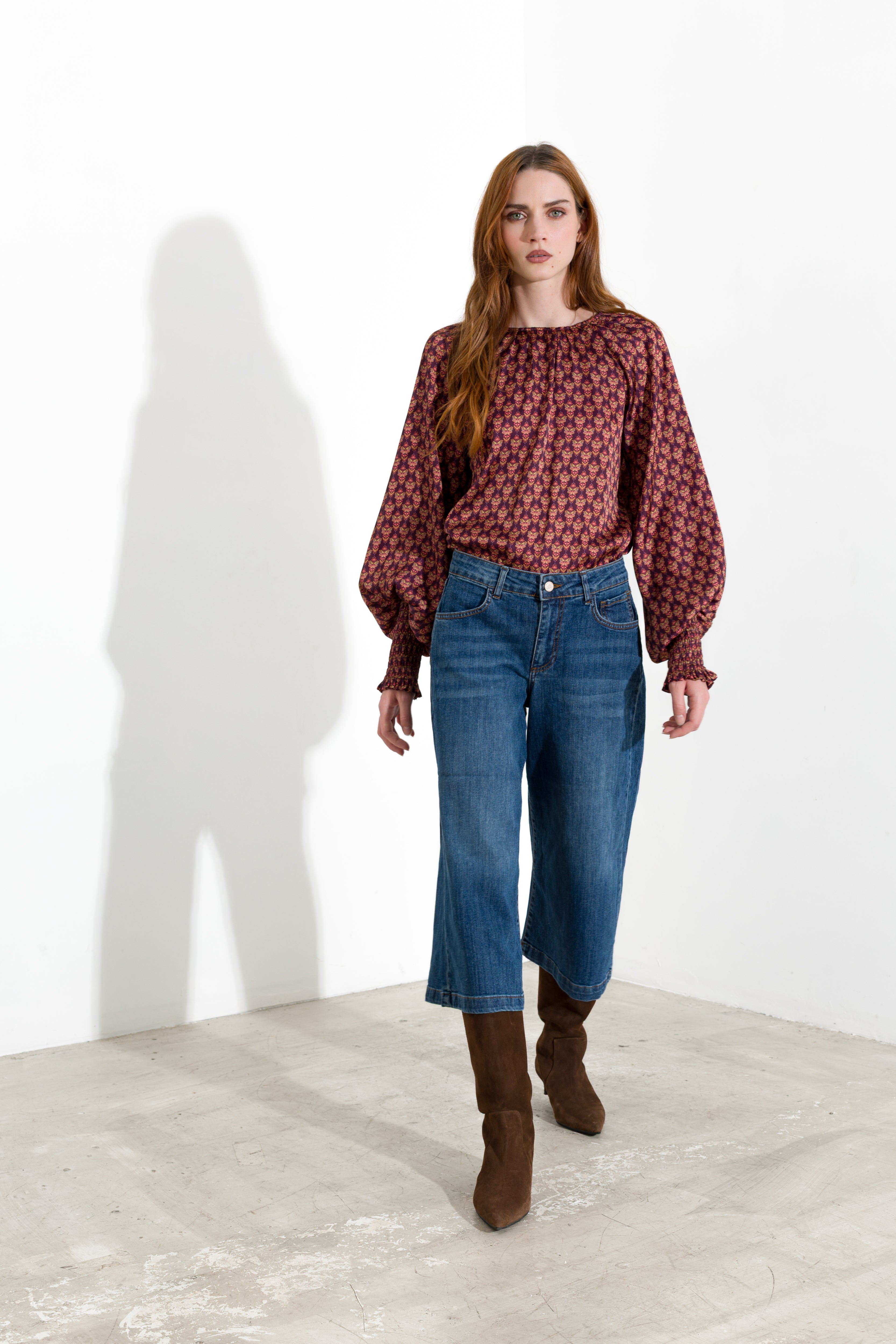Blusa stampata con polsini arricciati