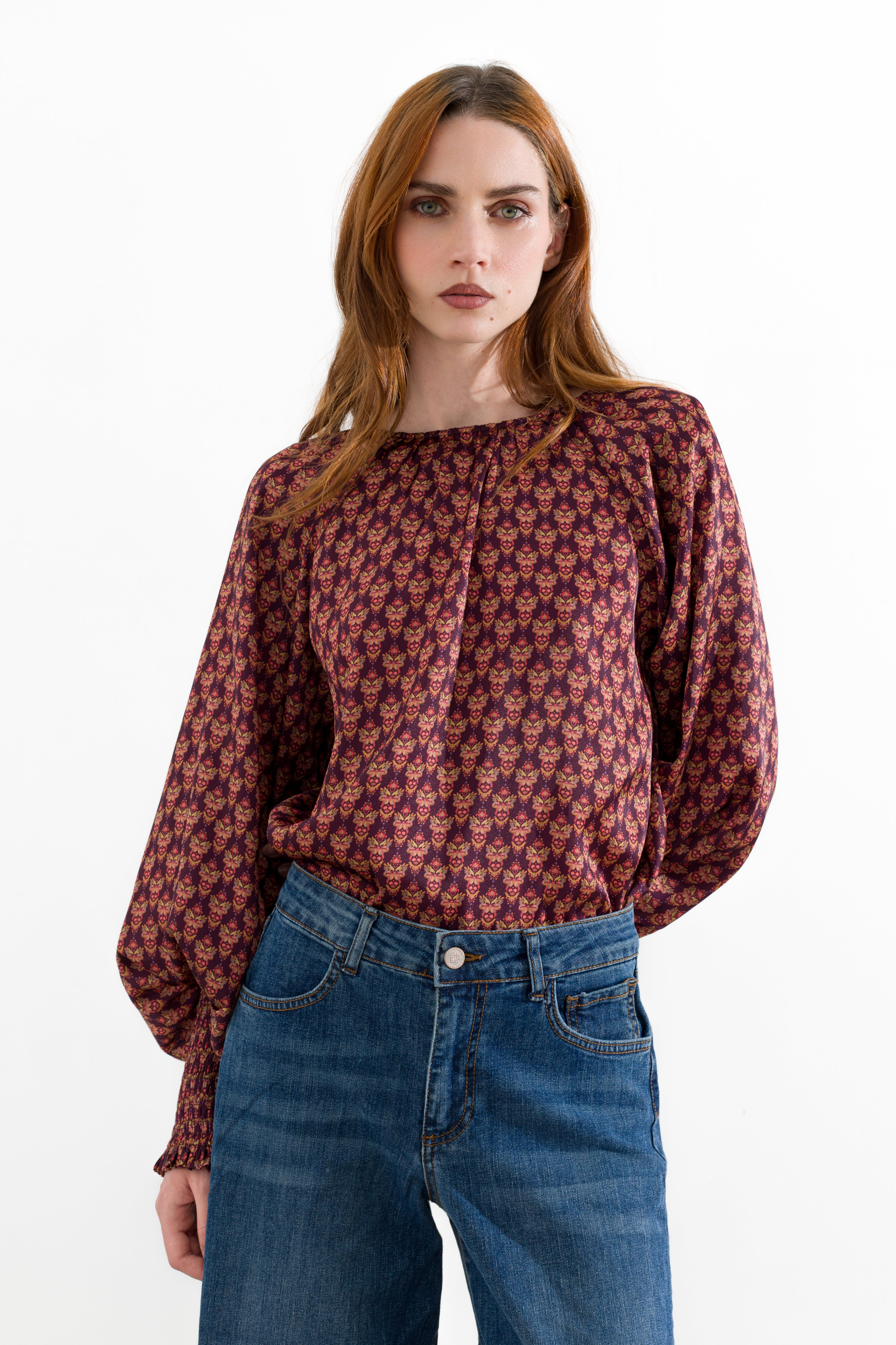 Blusa stampata con polsini arricciati